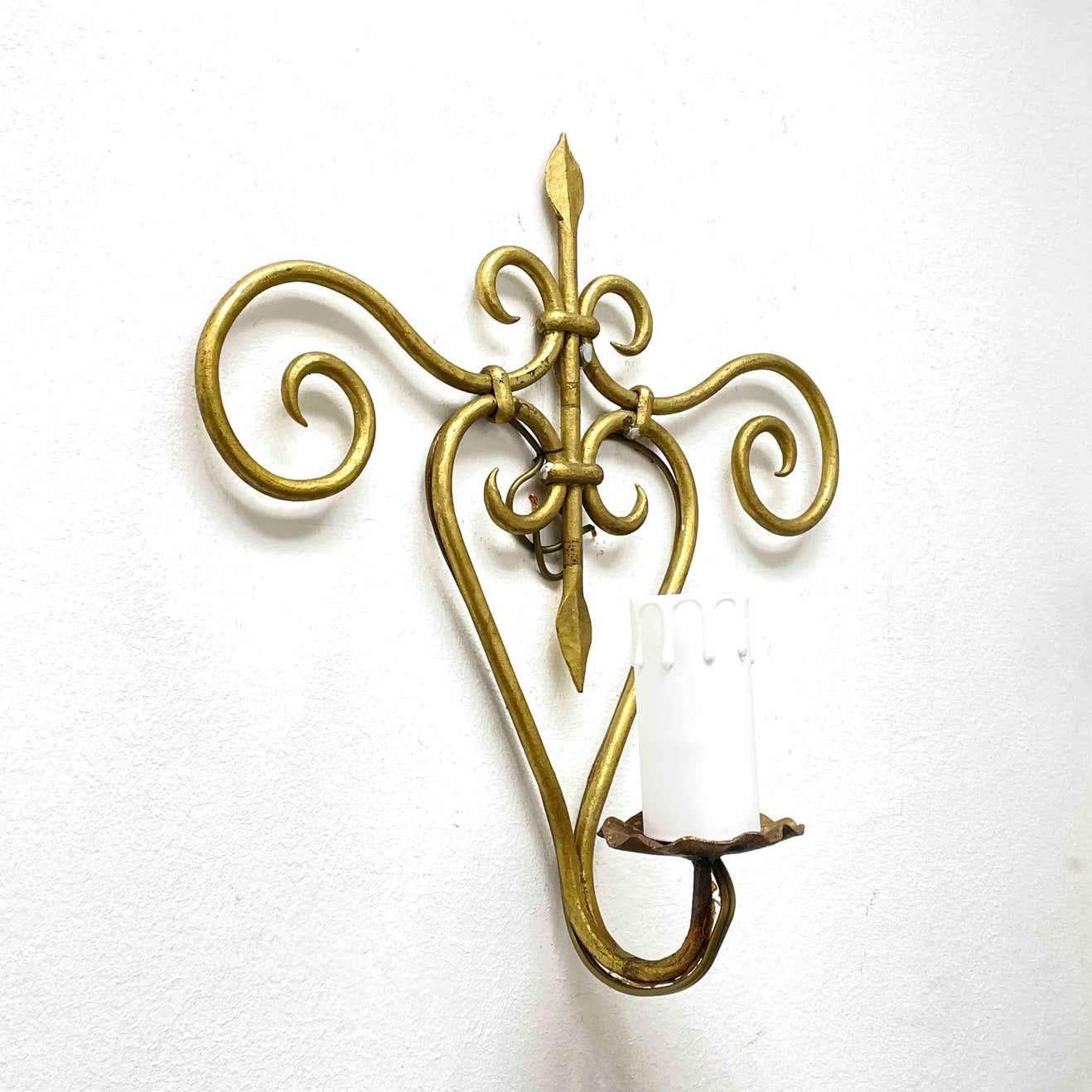 Set of Four French Lily Style Gilt Iron Tole Sconces Gilded Metal, France, 1950s For Sale 8