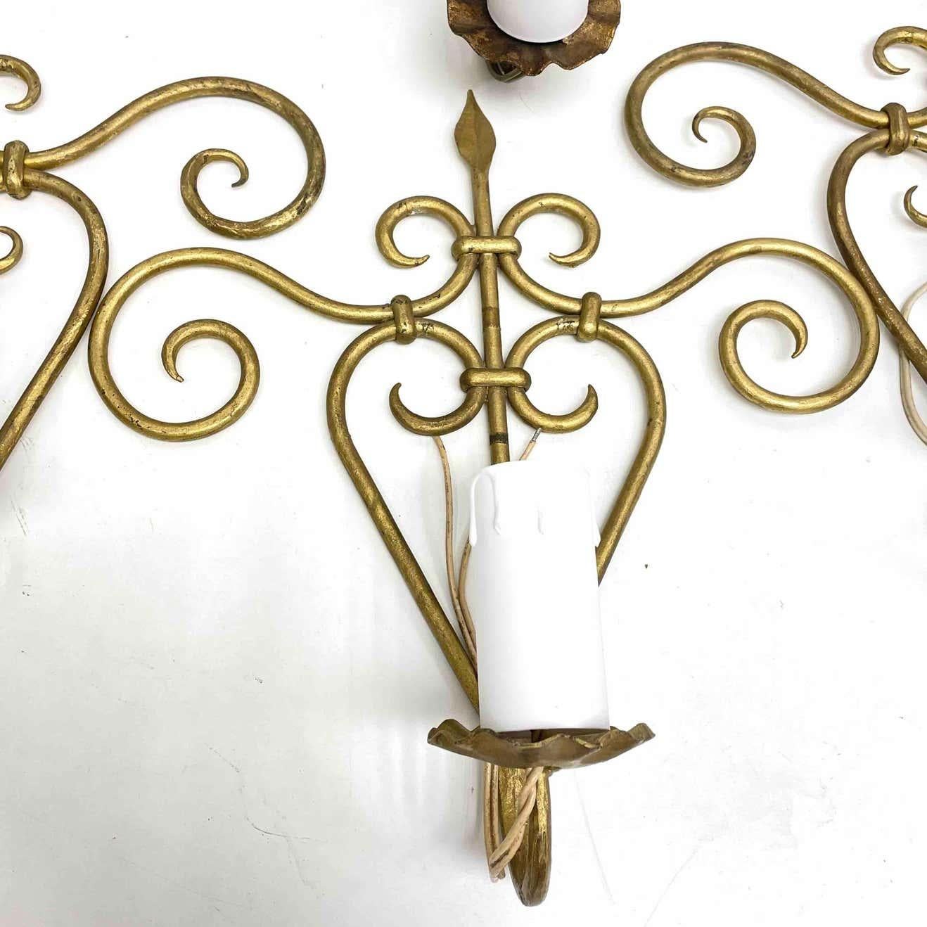 Français Ensemble de quatre appliques françaises de style nénuphar en fer doré et métal doré, France, années 1950 en vente