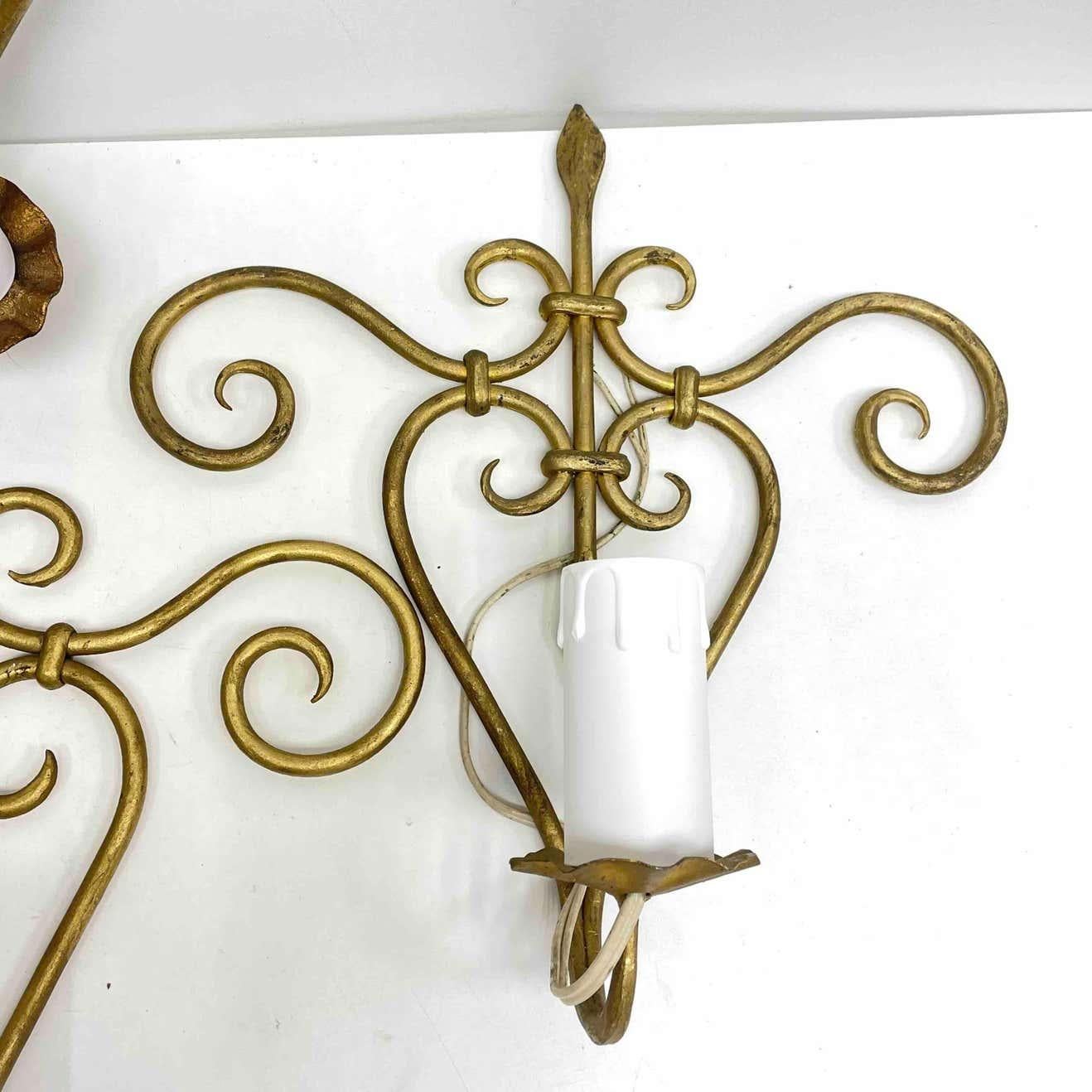 Doré Ensemble de quatre appliques françaises de style nénuphar en fer doré et métal doré, France, années 1950 en vente