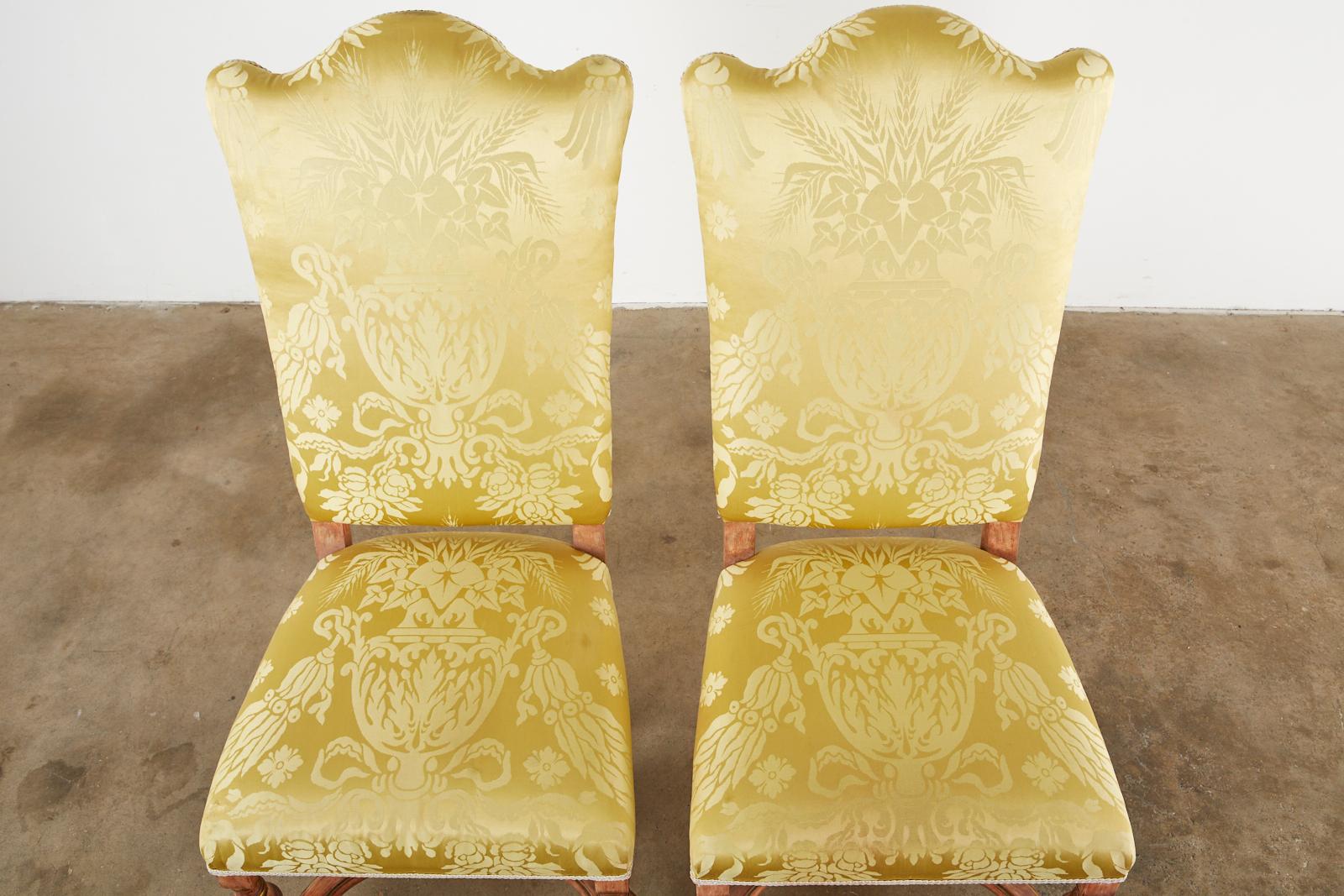 Satz von vier französischen Esszimmerstühlen im Louis-XIII-Stil im Zustand „Gut“ im Angebot in Rio Vista, CA