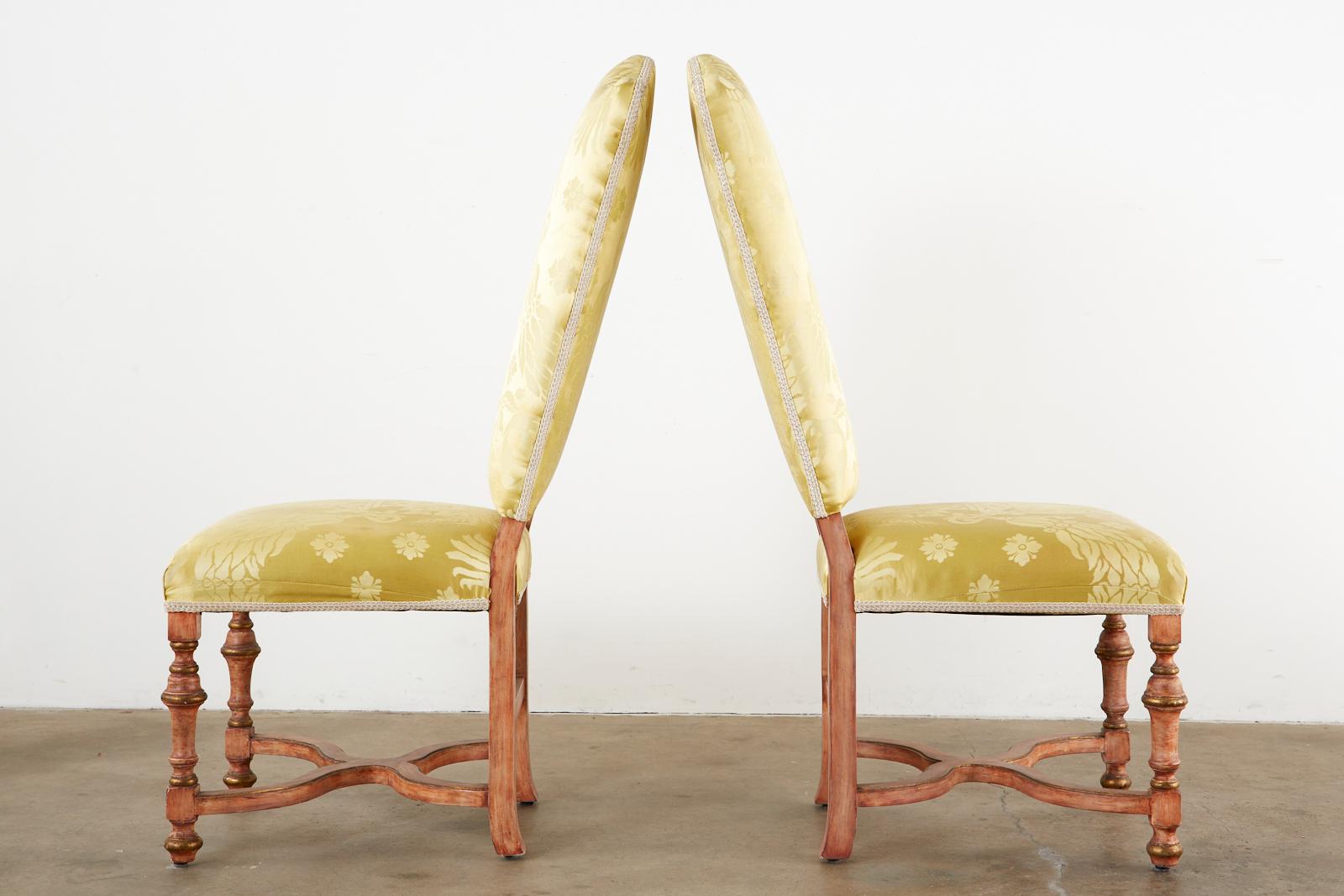 Satz von vier französischen Esszimmerstühlen im Louis-XIII-Stil (20. Jahrhundert) im Angebot