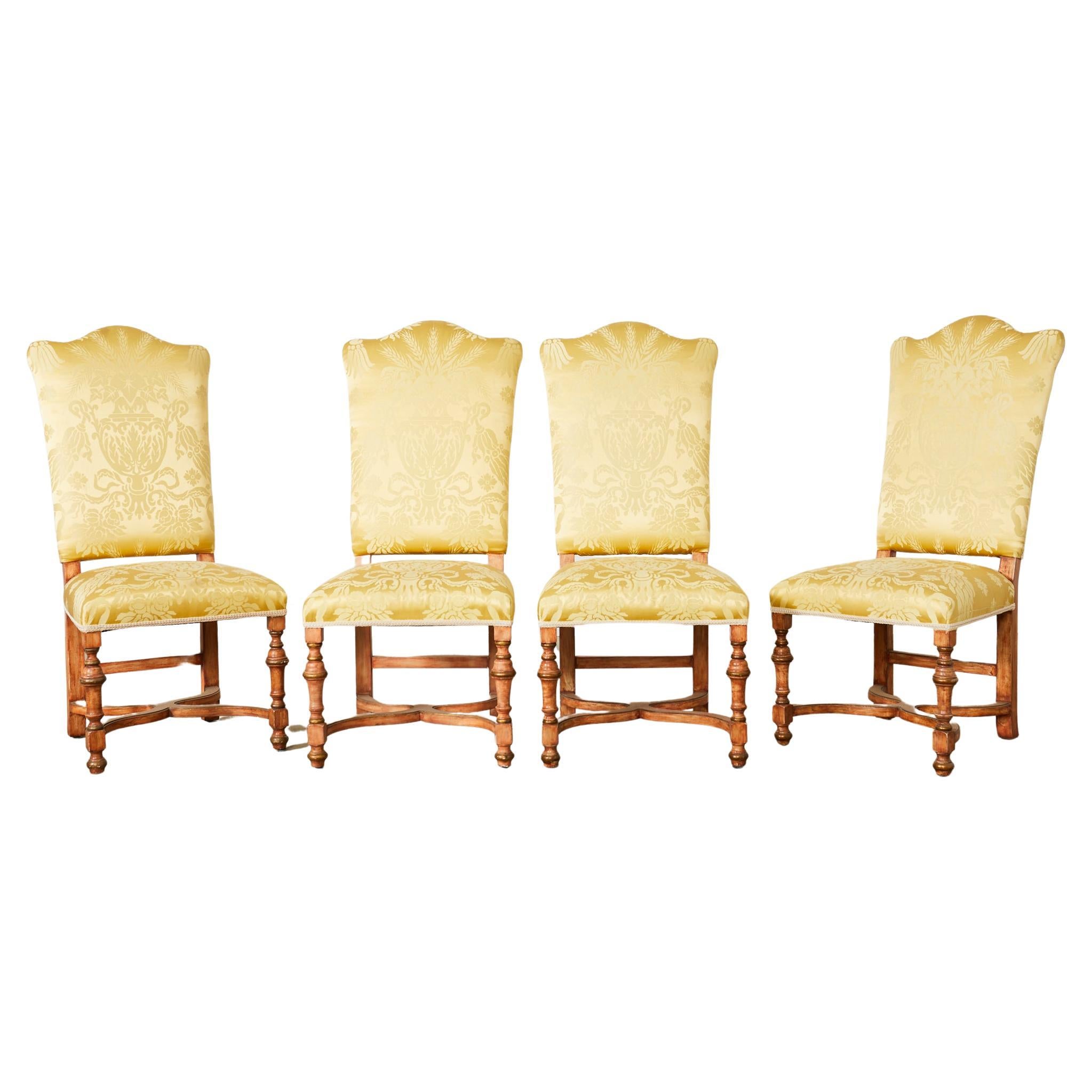 Ensemble de quatre chaises de salle à manger de style Louis XIII français