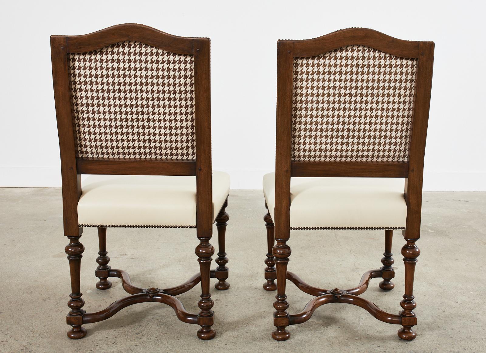 Set di quattro sedie da pranzo francesi in stile Luigi XIV in noce in vendita 11
