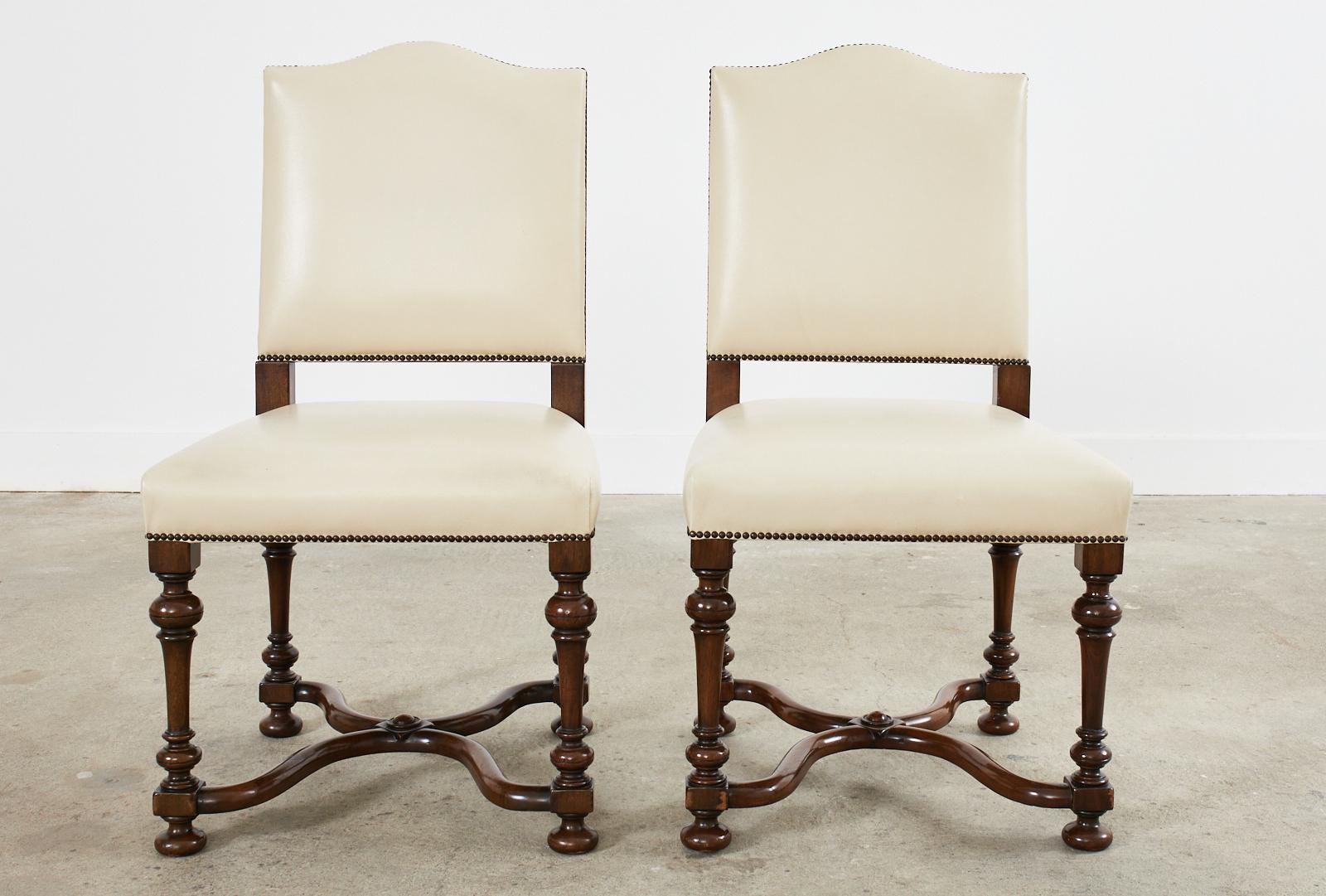 Fatto a mano Set di quattro sedie da pranzo francesi in stile Luigi XIV in noce in vendita