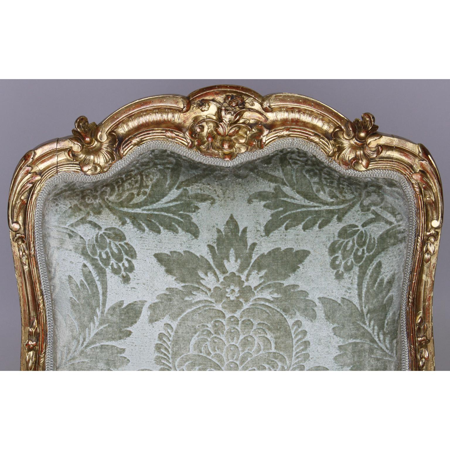 Satz von vier geschnitzten französischen Beistellstühlen im Louis XV-Rokokostil aus Giltwood (Geschnitzt) im Angebot