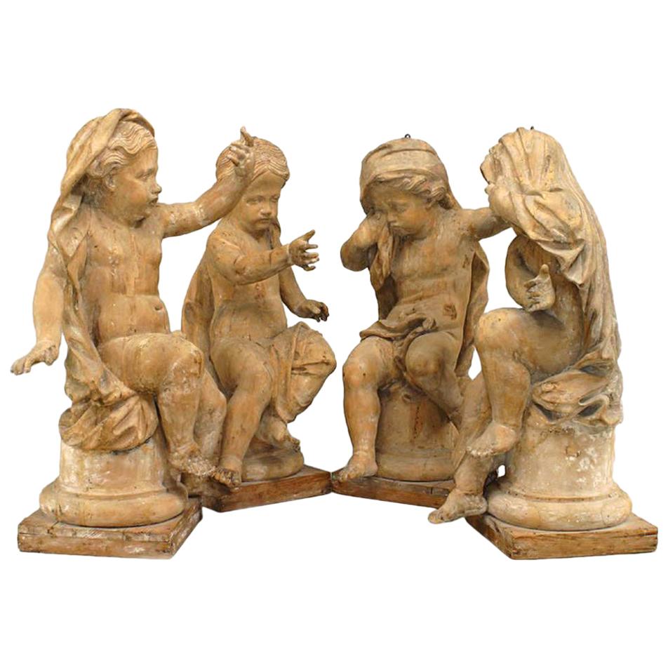 Ensemble de 4 putti saisonniers en bois Louis XVI en vente