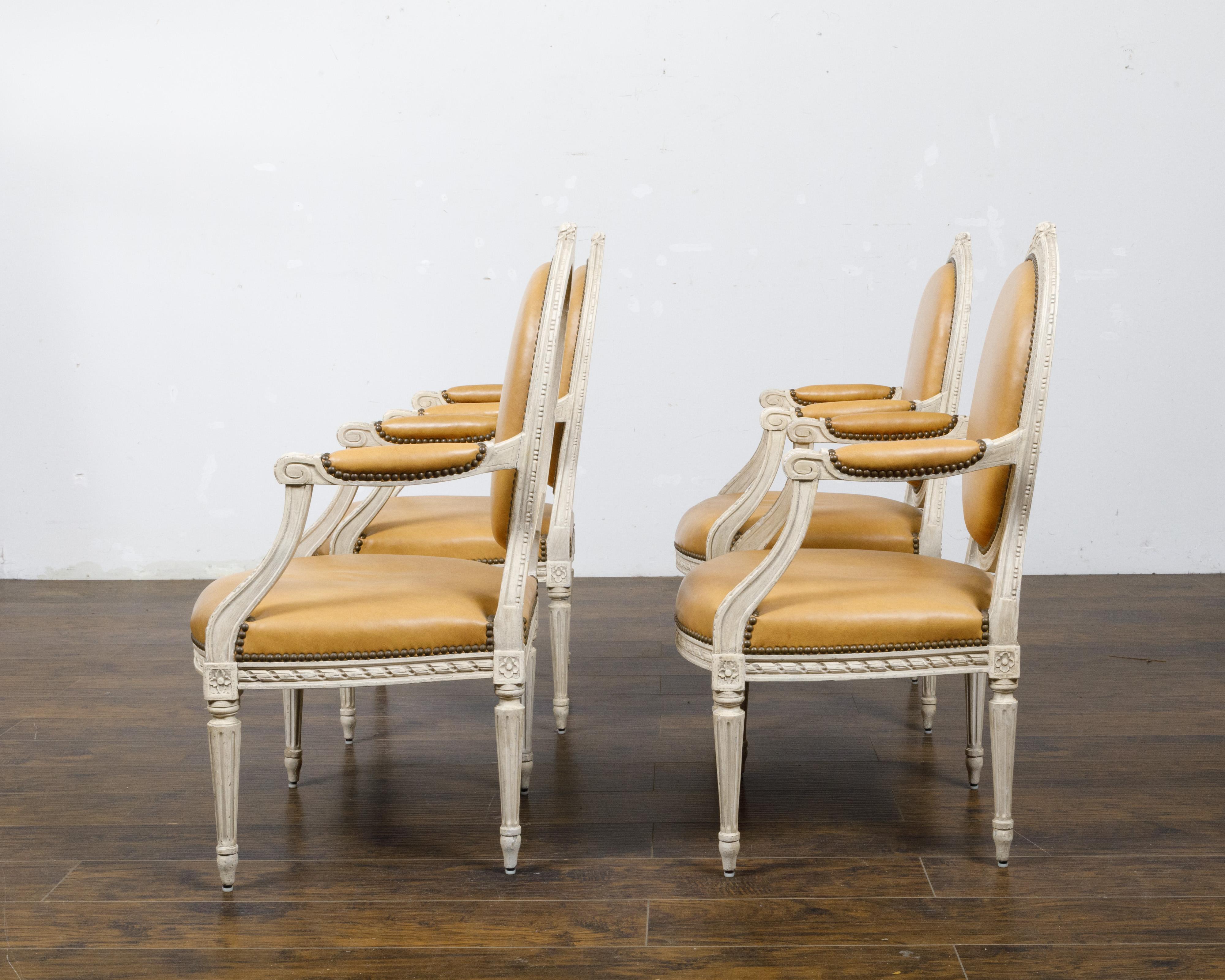 Ensemble de quatre fauteuils de style Louis XVI français des années 1900 à dossier ovale peint et sculpté en vente 3