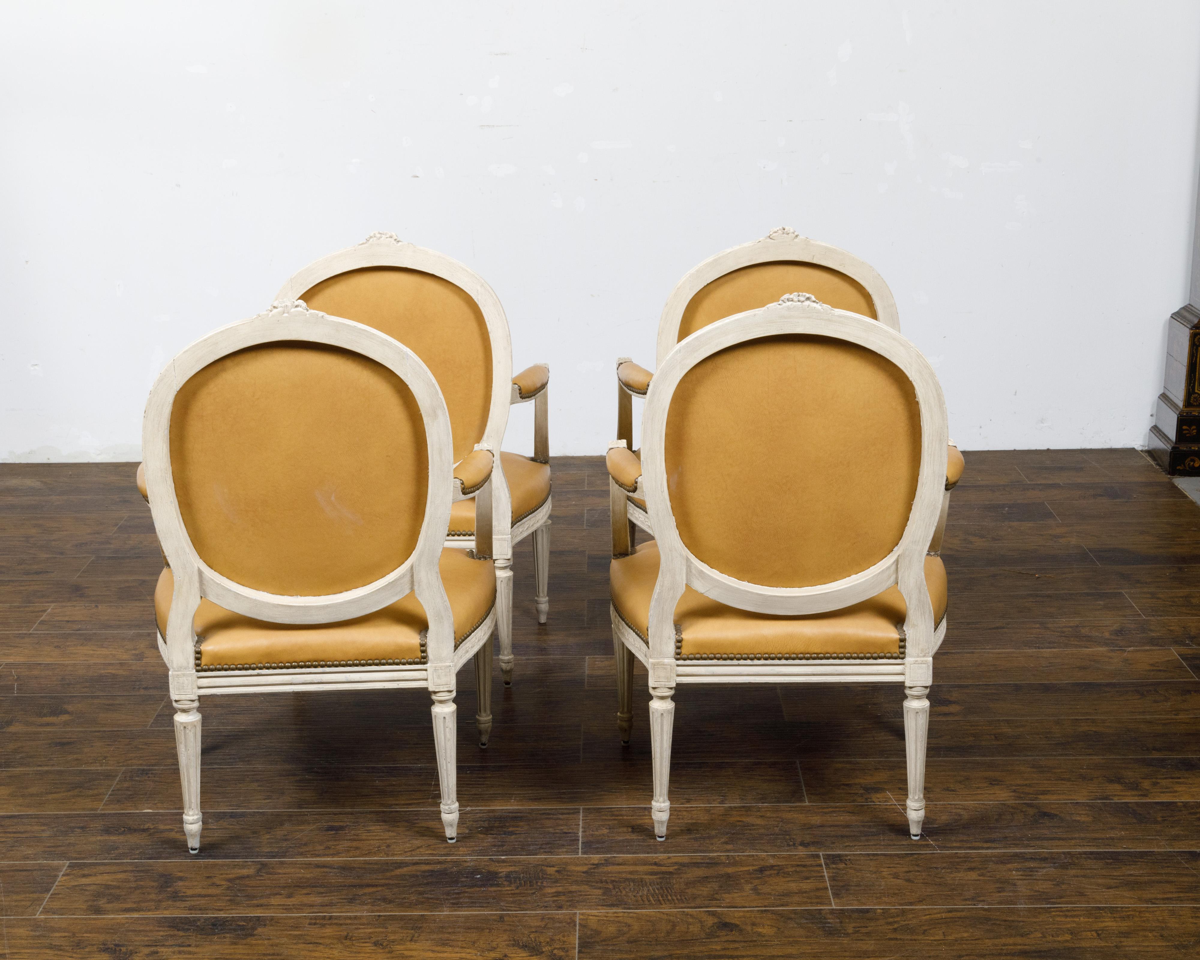 Ensemble de quatre fauteuils de style Louis XVI français des années 1900 à dossier ovale peint et sculpté en vente 4