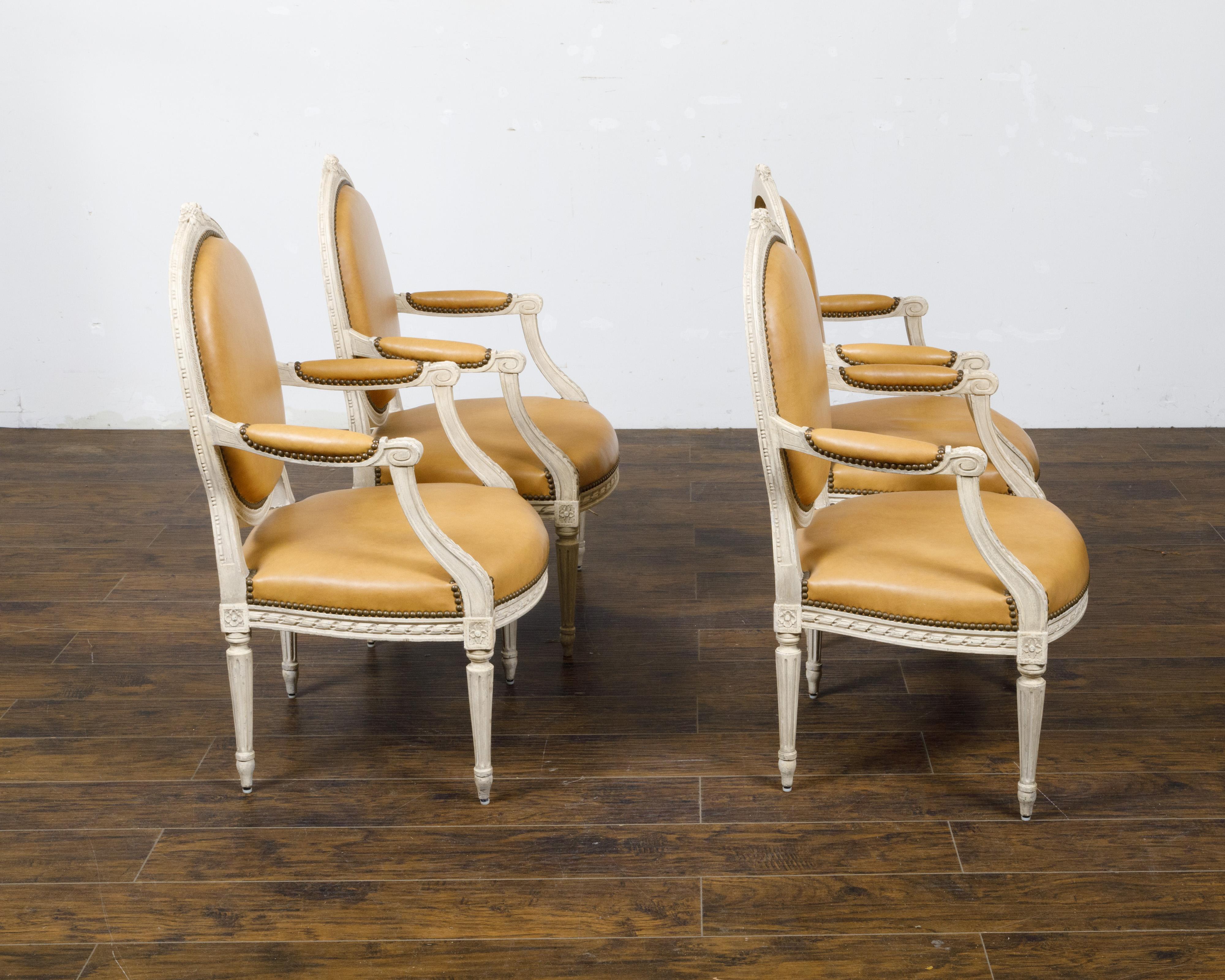 Satz von vier französischen Sesseln im Louis-XVI-Stil um 1900 mit ovaler, bemalter und geschnitzter Rückenlehne im Angebot 4