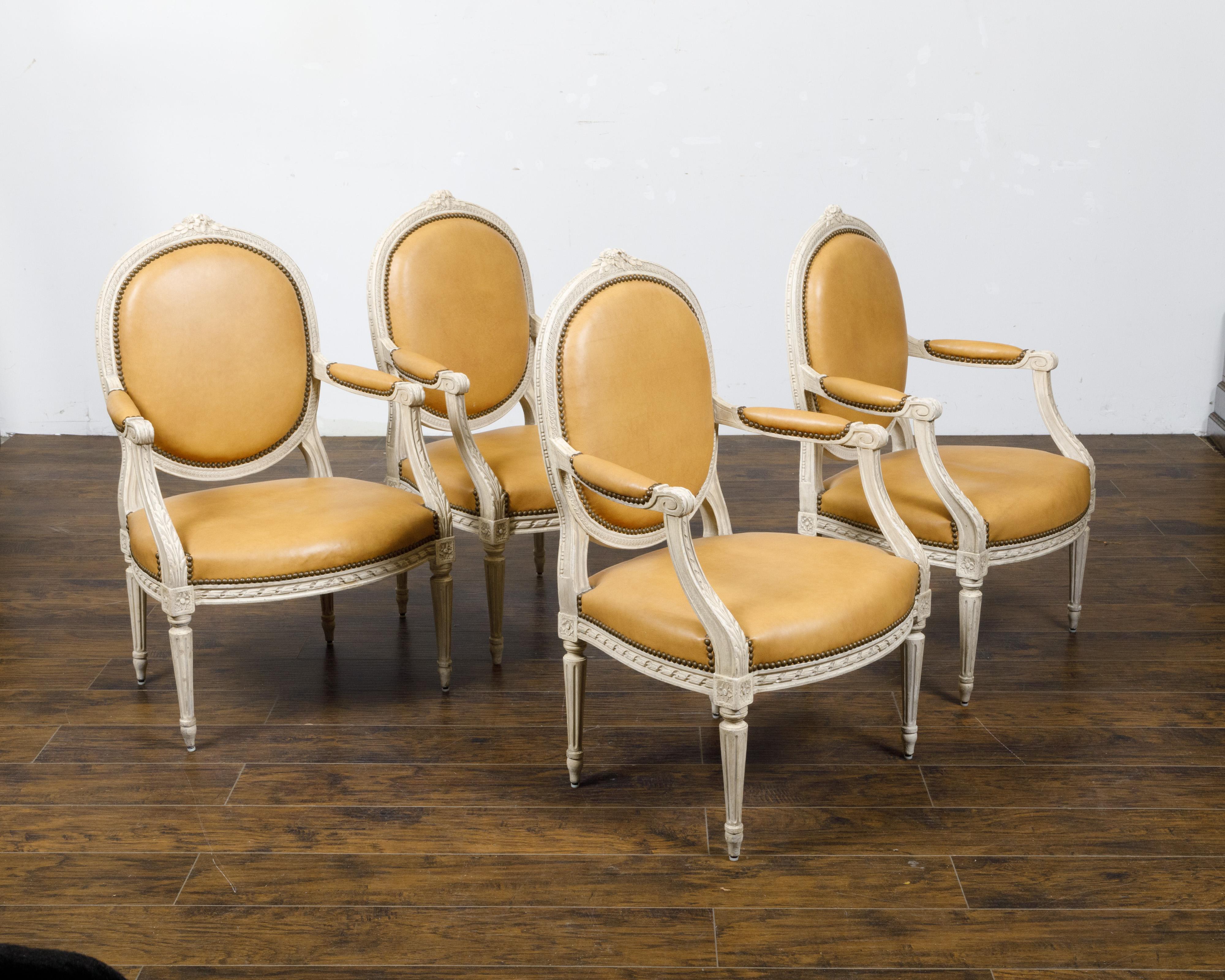 Satz von vier französischen Sesseln im Louis-XVI-Stil um 1900 mit ovaler, bemalter und geschnitzter Rückenlehne im Angebot 5