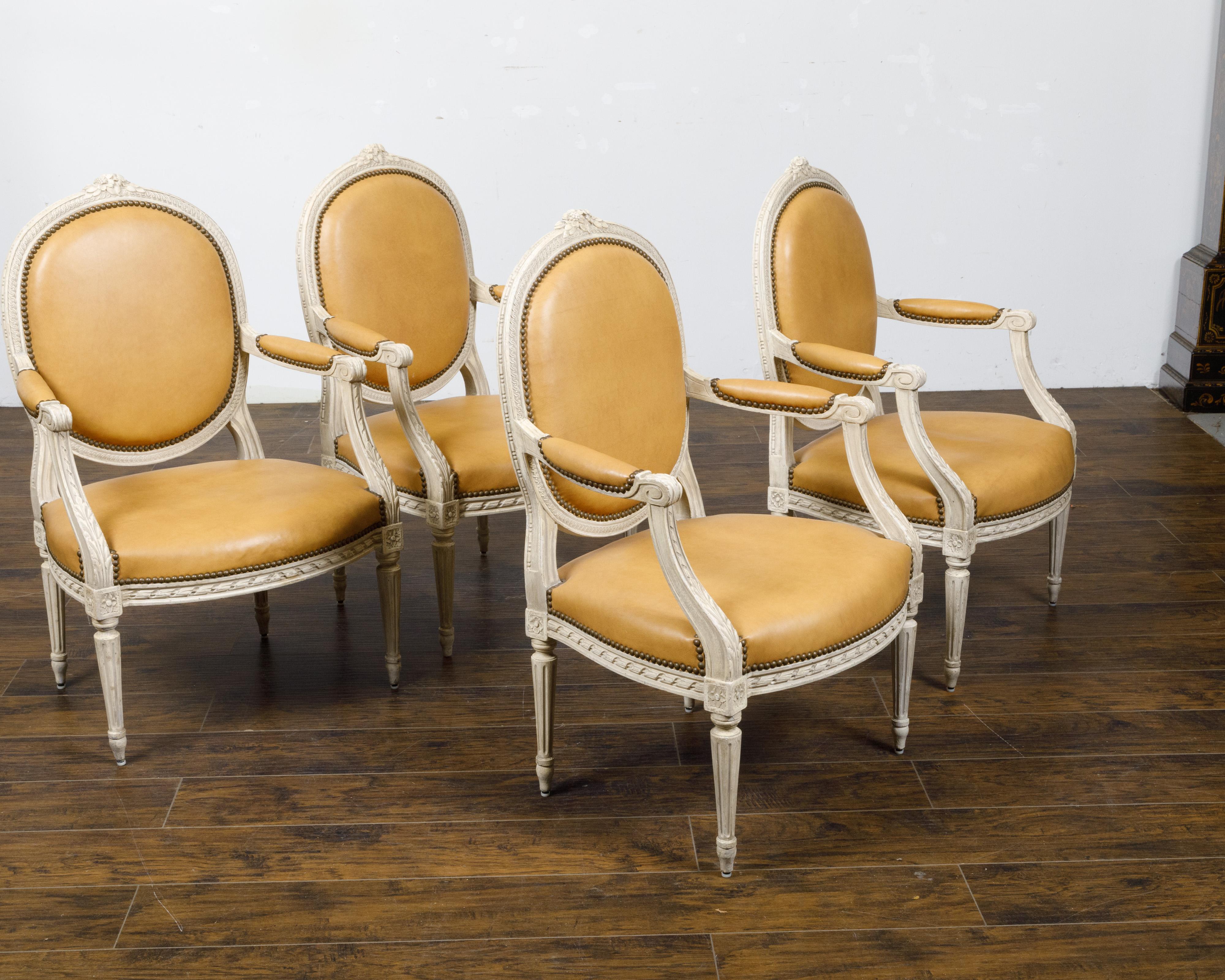 Ensemble de quatre fauteuils de style Louis XVI français des années 1900 à dossier ovale peint et sculpté en vente 7