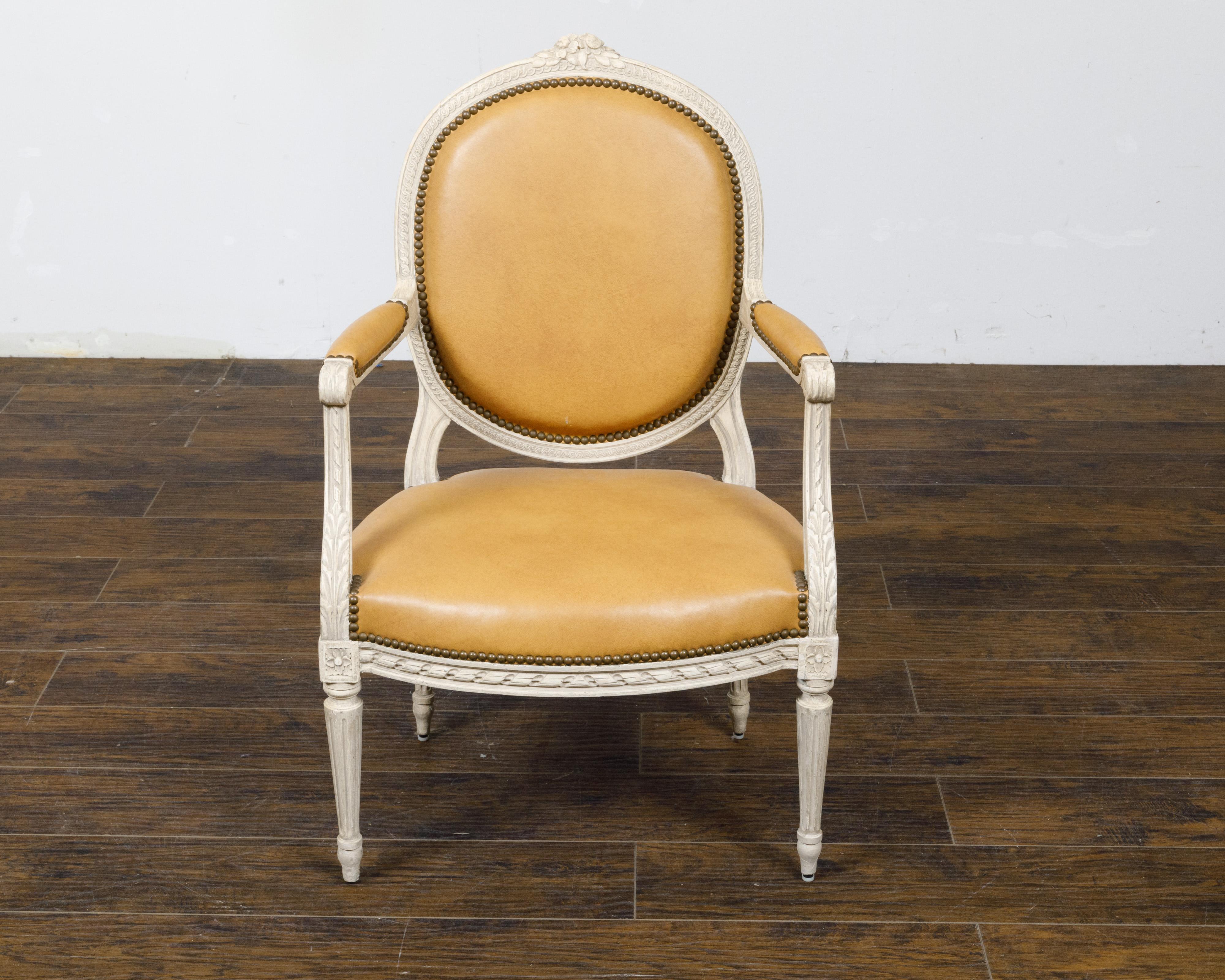 Satz von vier französischen Sesseln im Louis-XVI-Stil um 1900 mit ovaler, bemalter und geschnitzter Rückenlehne im Angebot 7