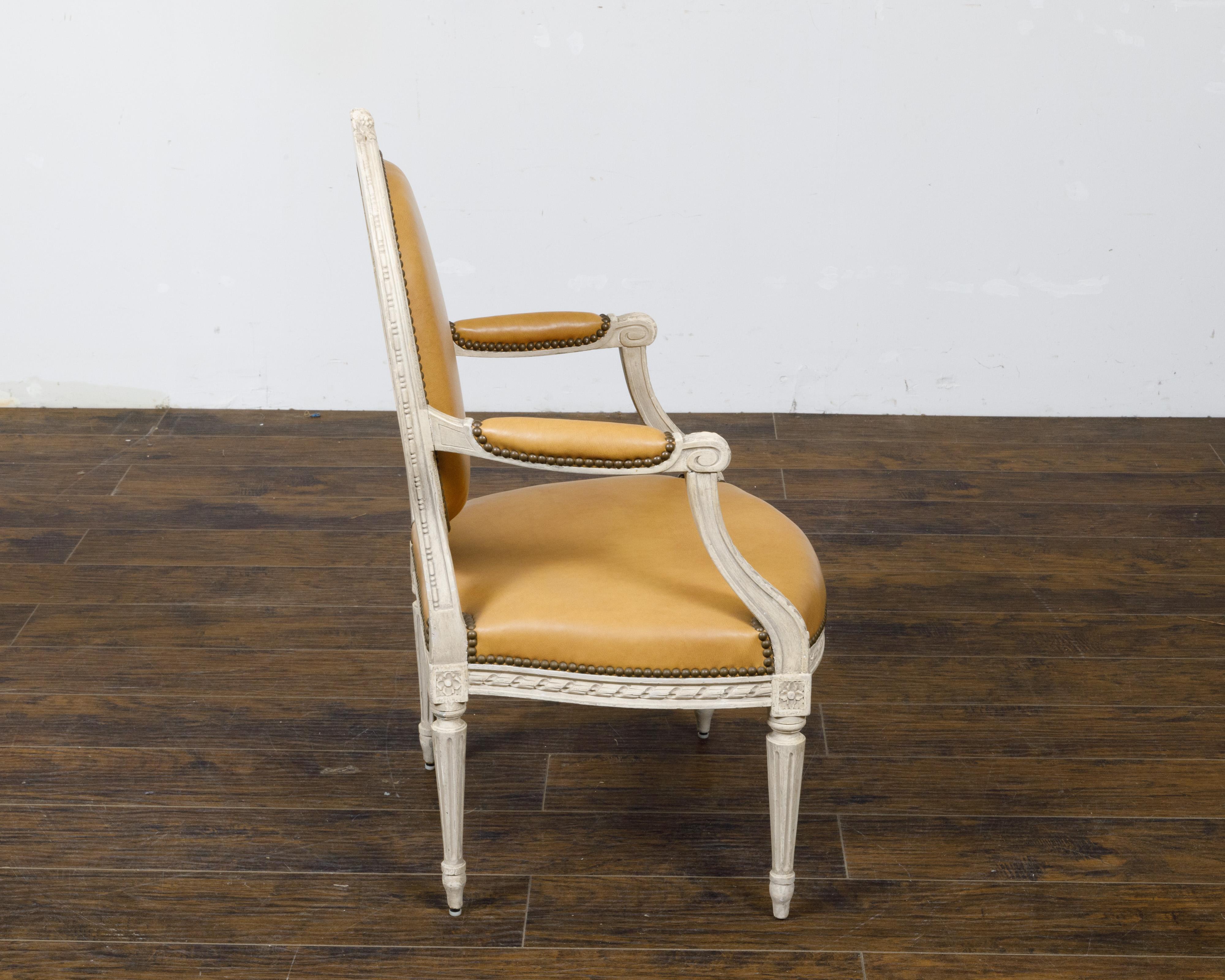 Satz von vier französischen Sesseln im Louis-XVI-Stil um 1900 mit ovaler, bemalter und geschnitzter Rückenlehne im Angebot 9