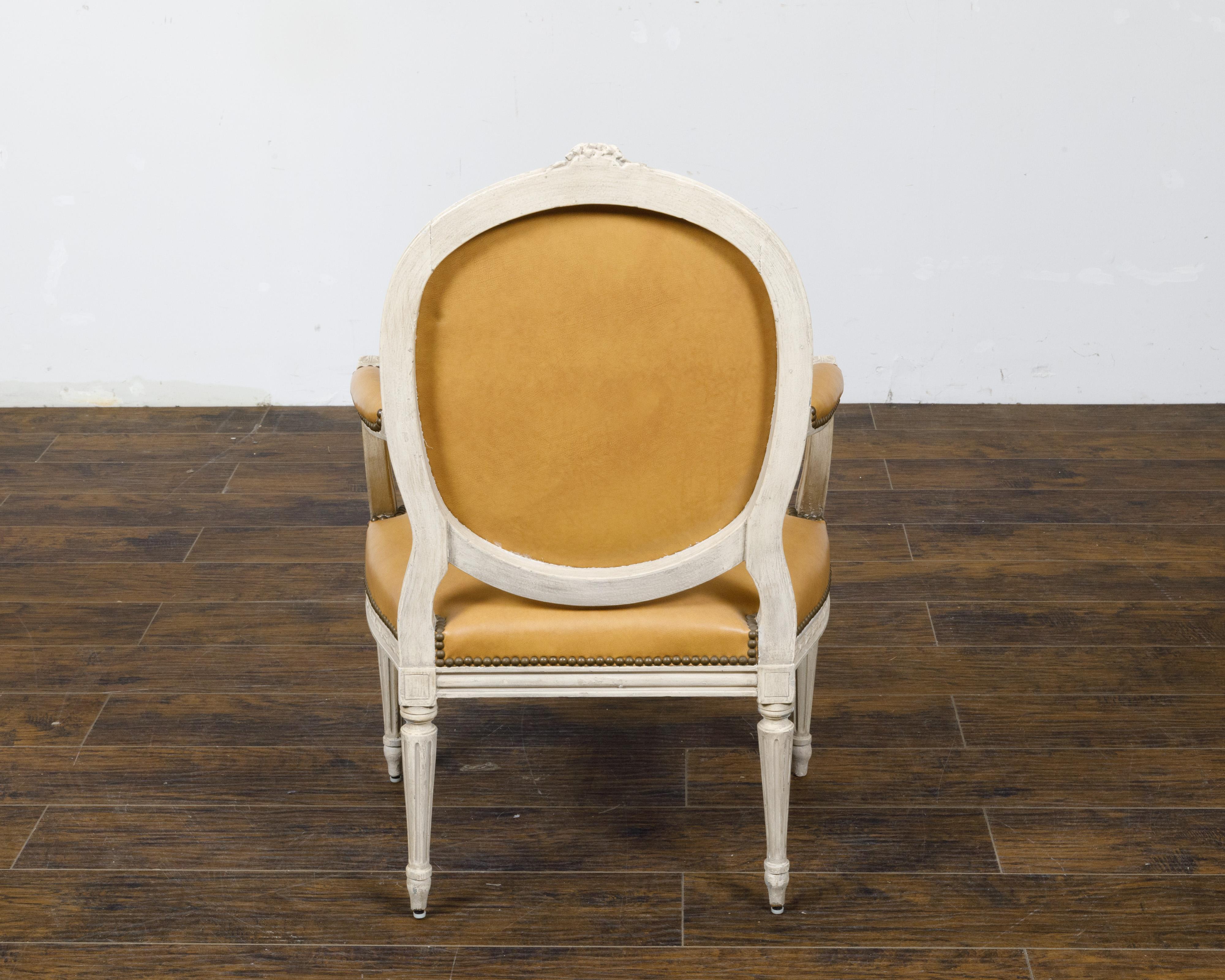 Satz von vier französischen Sesseln im Louis-XVI-Stil um 1900 mit ovaler, bemalter und geschnitzter Rückenlehne im Angebot 10