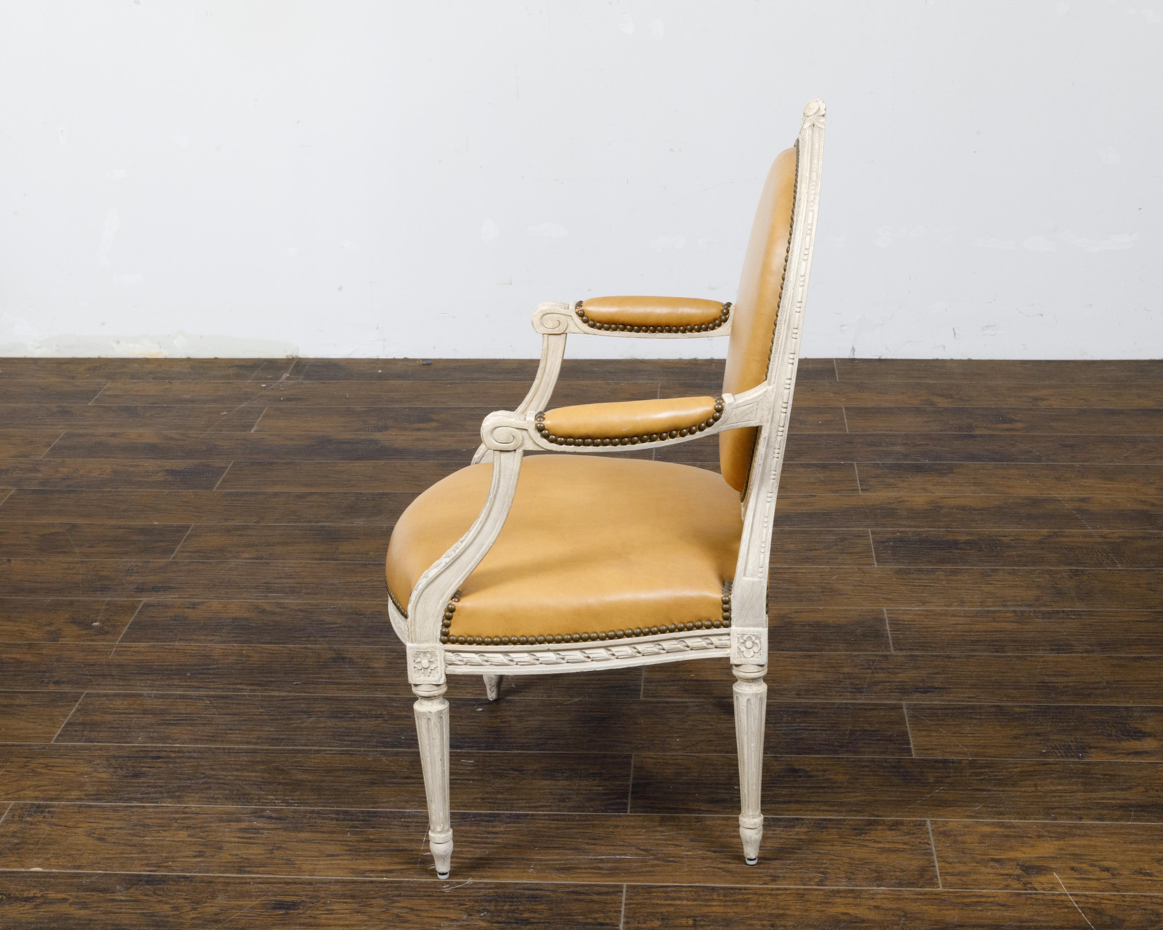 Satz von vier französischen Sesseln im Louis-XVI-Stil um 1900 mit ovaler, bemalter und geschnitzter Rückenlehne im Angebot 11