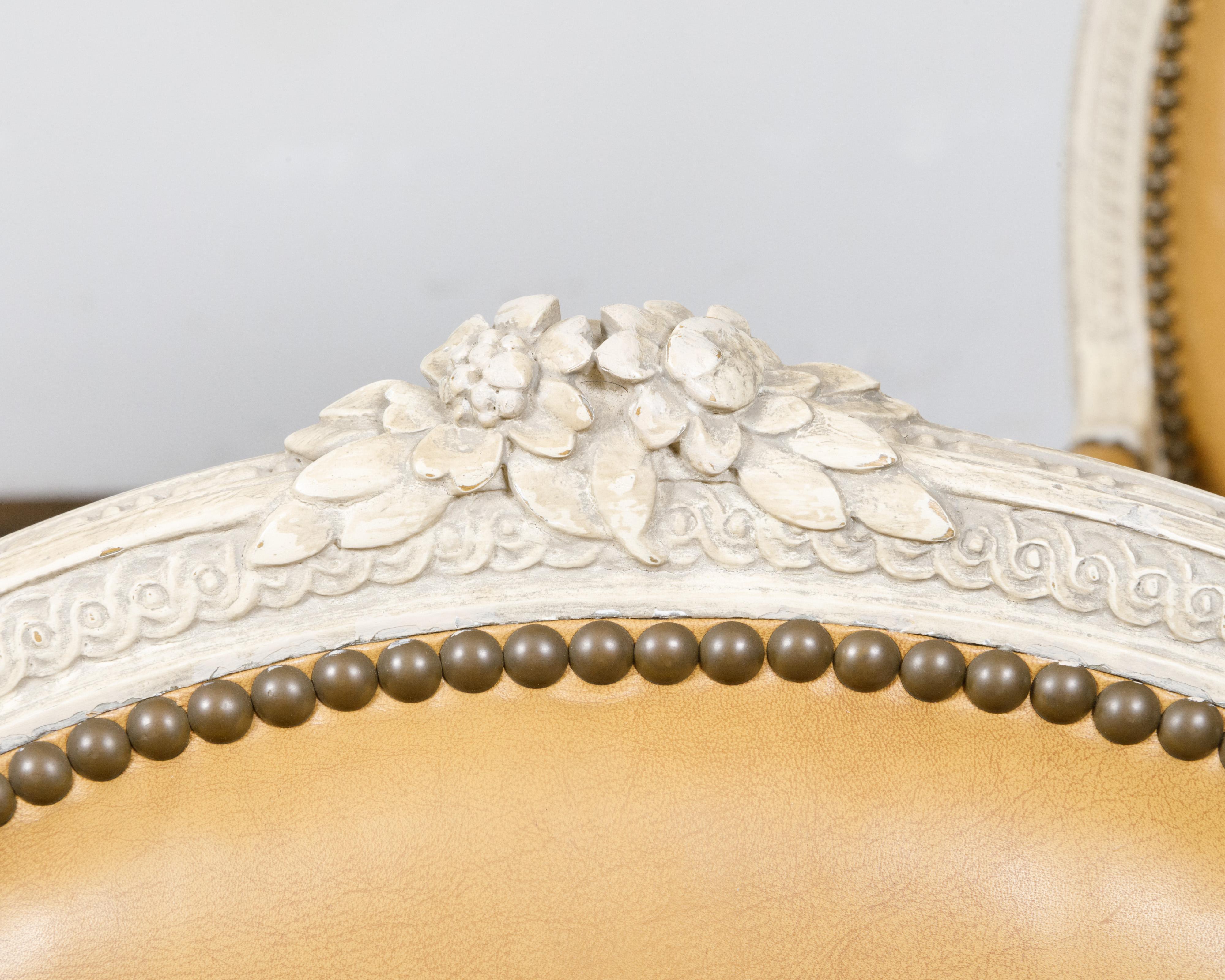 Satz von vier französischen Sesseln im Louis-XVI-Stil um 1900 mit ovaler, bemalter und geschnitzter Rückenlehne (Louis XVI.) im Angebot