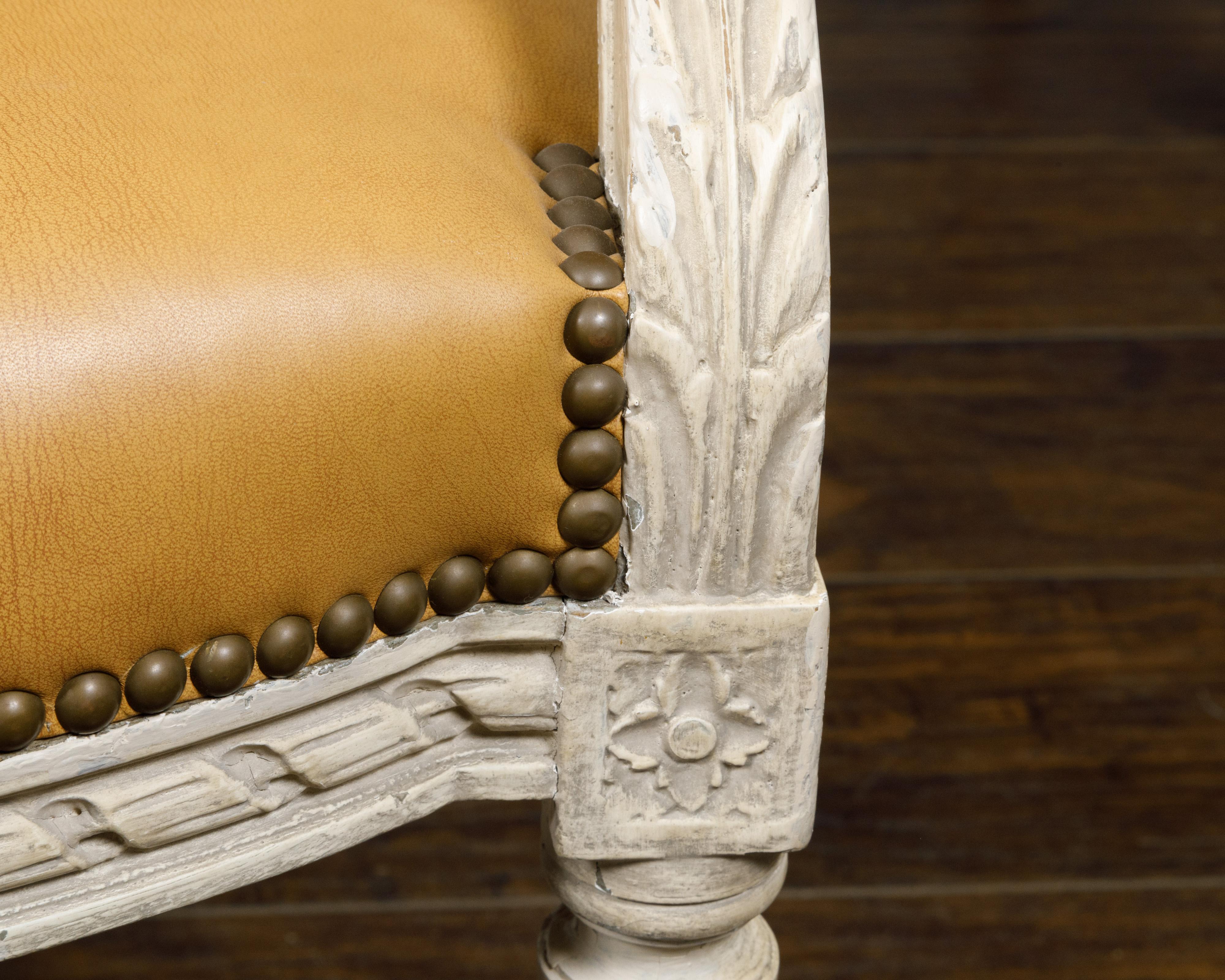 Satz von vier französischen Sesseln im Louis-XVI-Stil um 1900 mit ovaler, bemalter und geschnitzter Rückenlehne (Geschnitzt) im Angebot