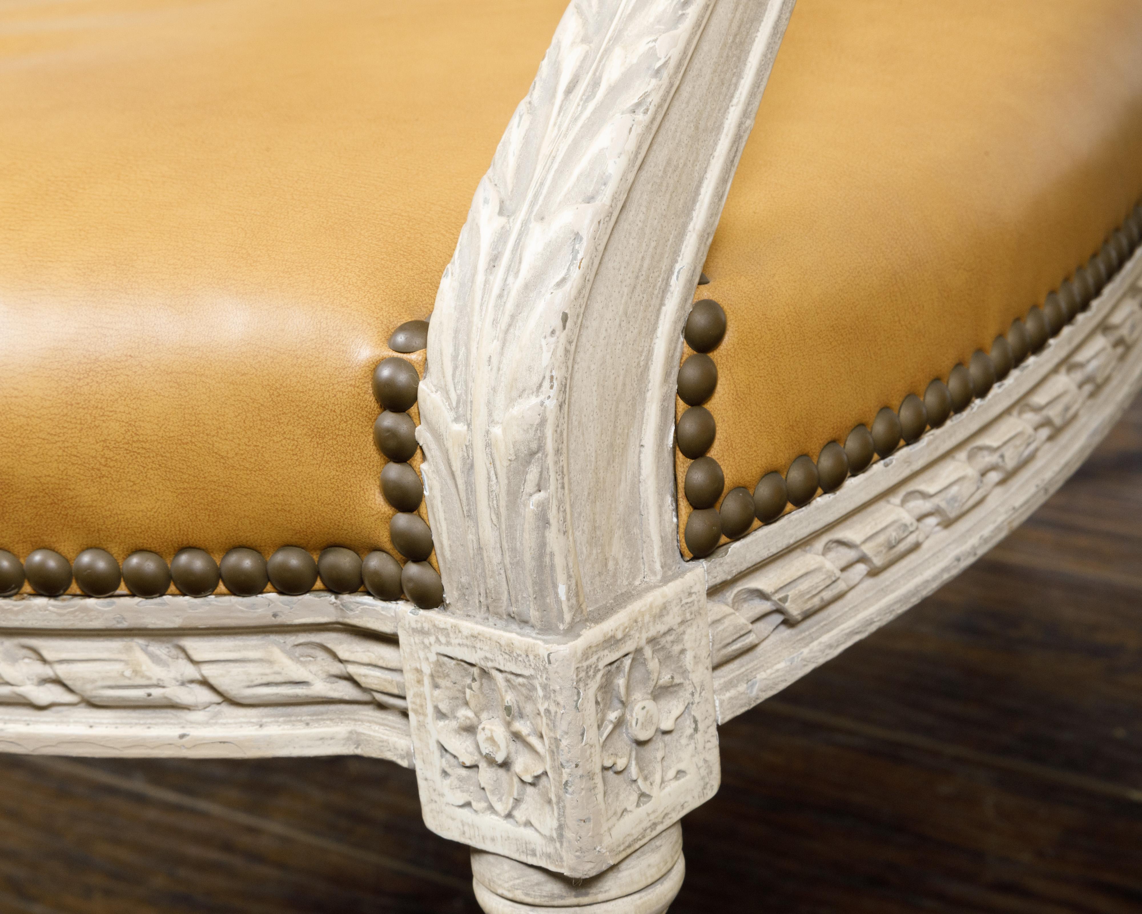 Satz von vier französischen Sesseln im Louis-XVI-Stil um 1900 mit ovaler, bemalter und geschnitzter Rückenlehne (20. Jahrhundert) im Angebot