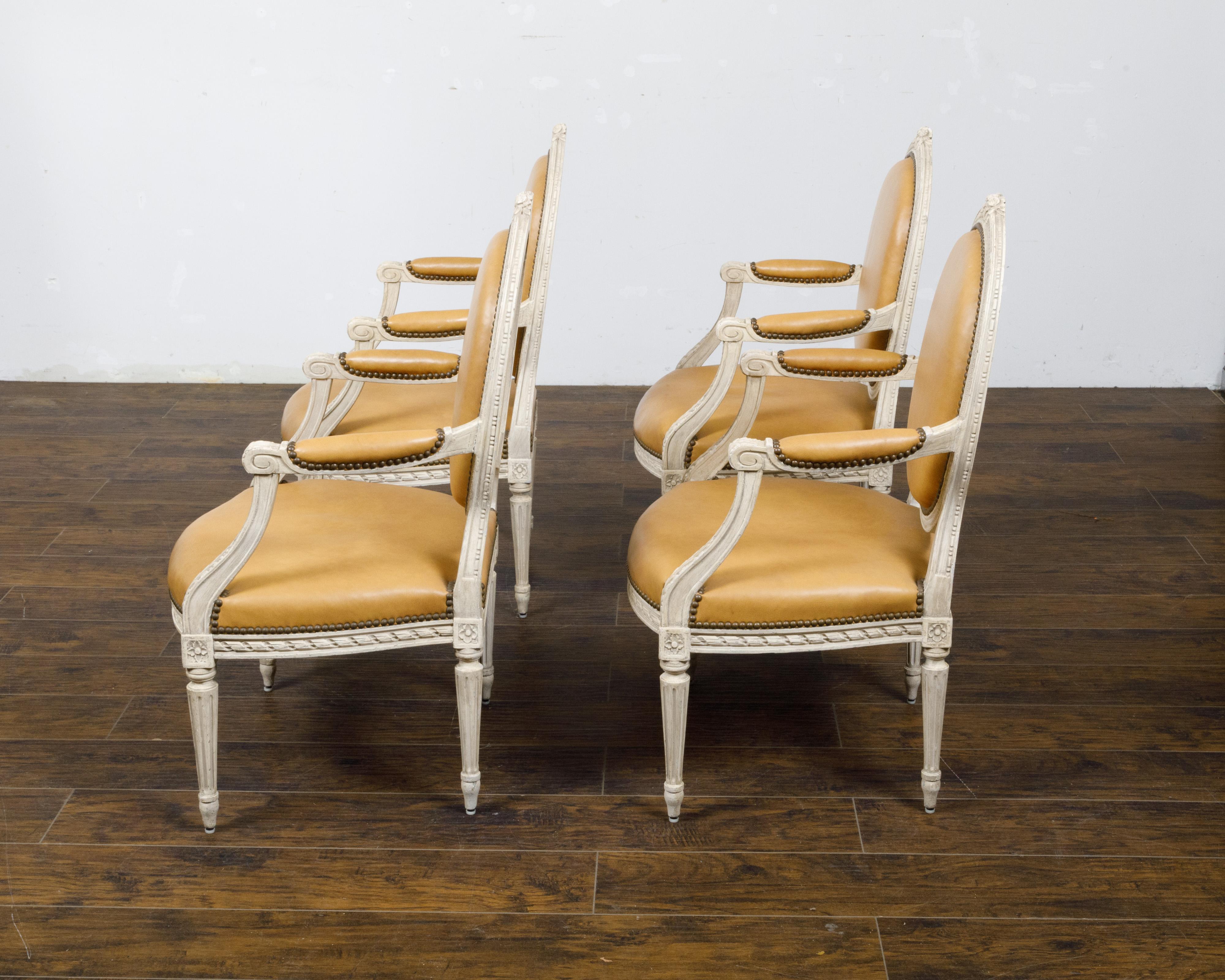 Satz von vier französischen Sesseln im Louis-XVI-Stil um 1900 mit ovaler, bemalter und geschnitzter Rückenlehne im Angebot 1