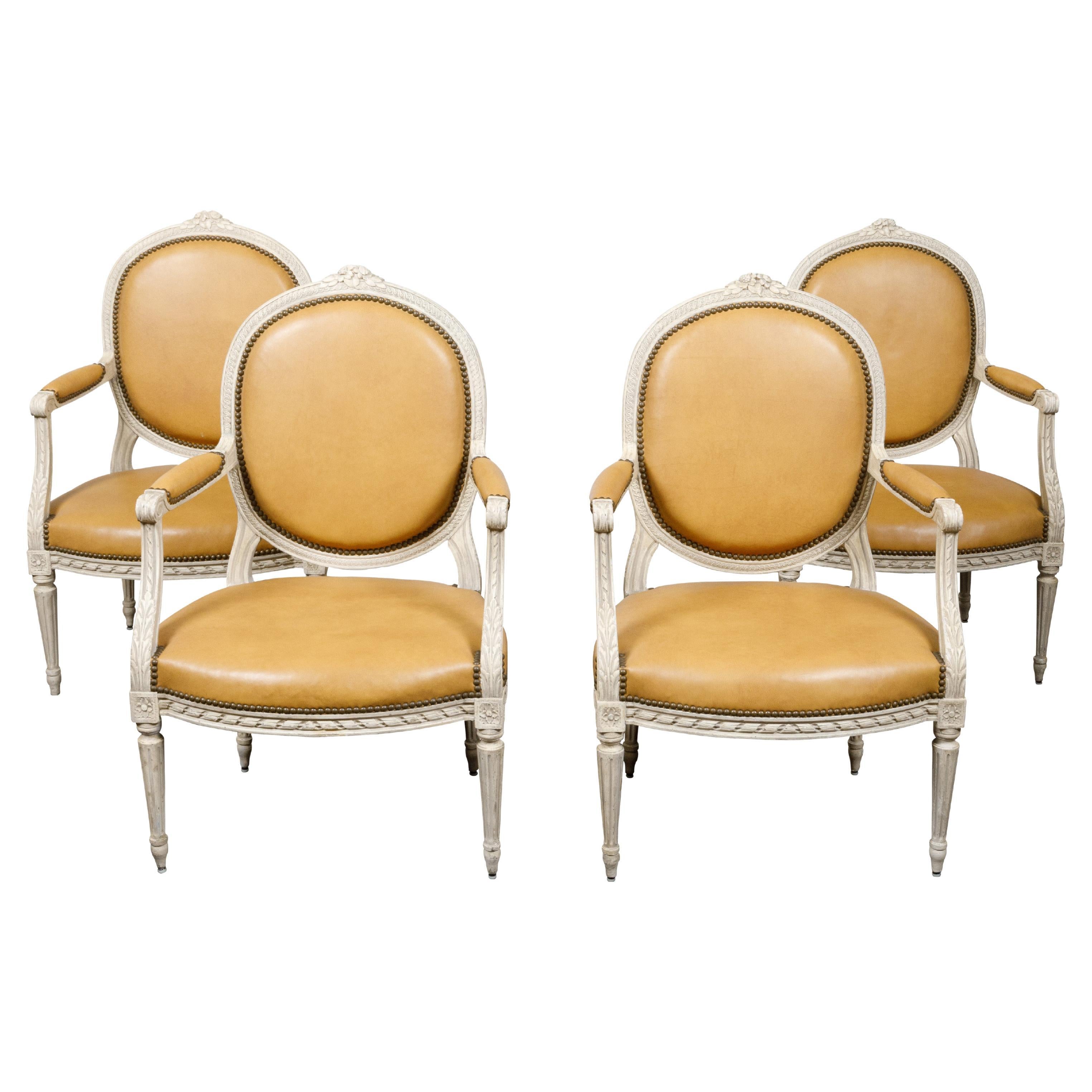 Satz von vier französischen Sesseln im Louis-XVI-Stil um 1900 mit ovaler, bemalter und geschnitzter Rückenlehne