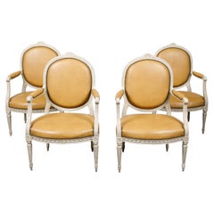 Satz von vier französischen Sesseln im Louis-XVI-Stil um 1900 mit ovaler, bemalter und geschnitzter Rückenlehne