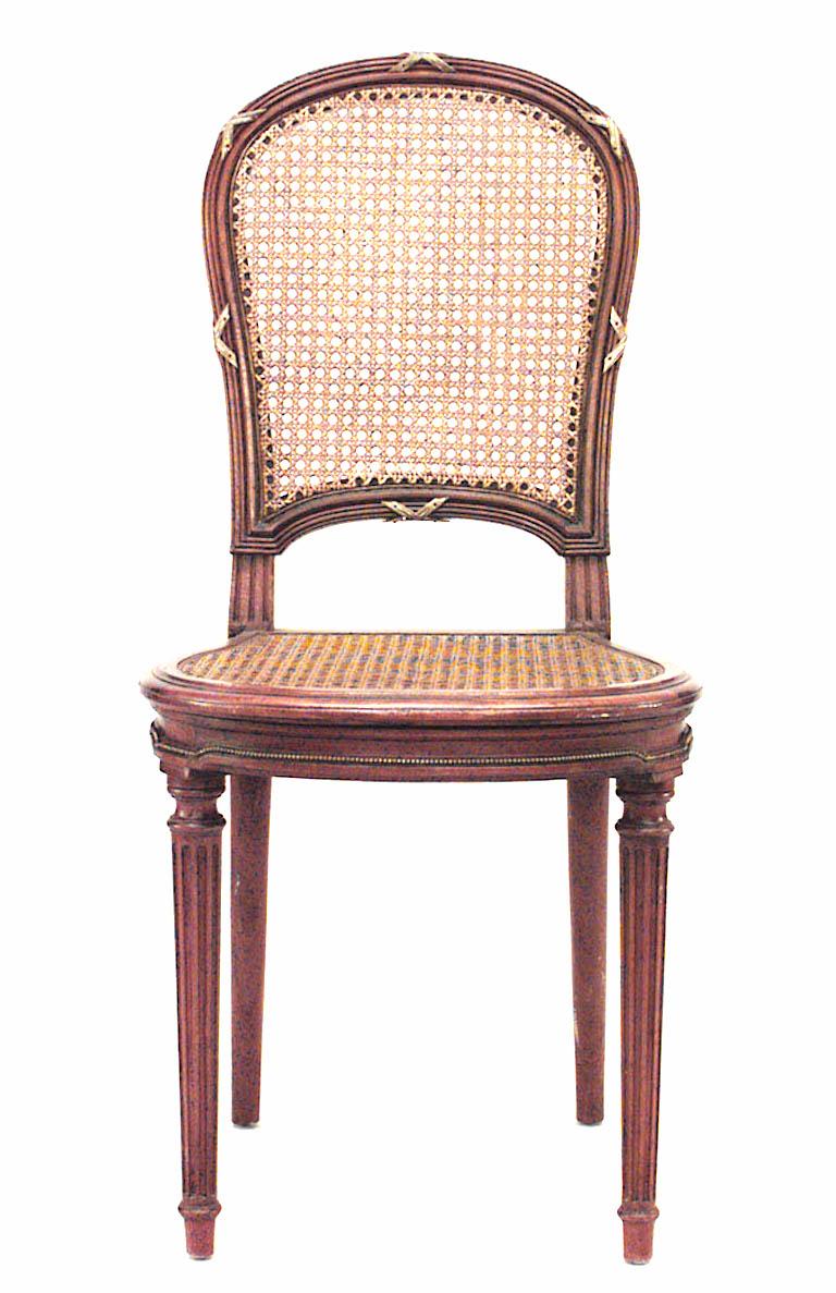 Ensemble de 4 chaises latérales françaises de style Louis XVI (19e siècle) en acajou avec garniture en bronze et sièges et dossier en rotin (PRIX DE L'ENSEMBLE).
