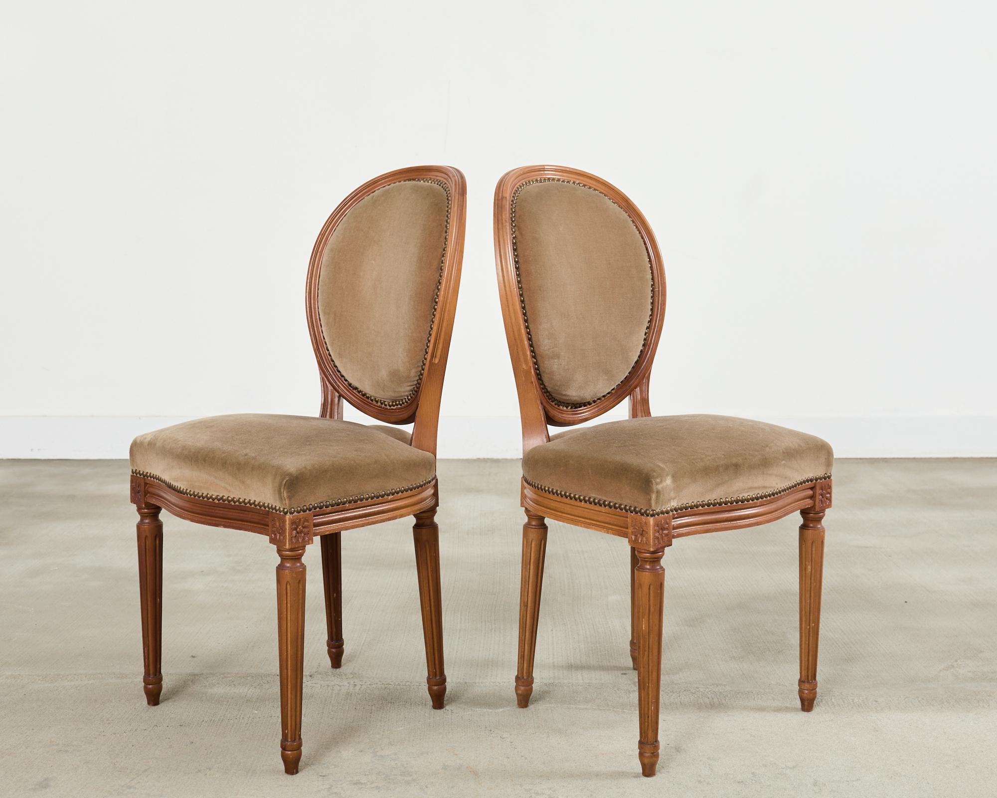 Conjunto de Cuatro Sillas de Comedor Francesas Estilo Luis XVI con Mohair Marrón en venta 3