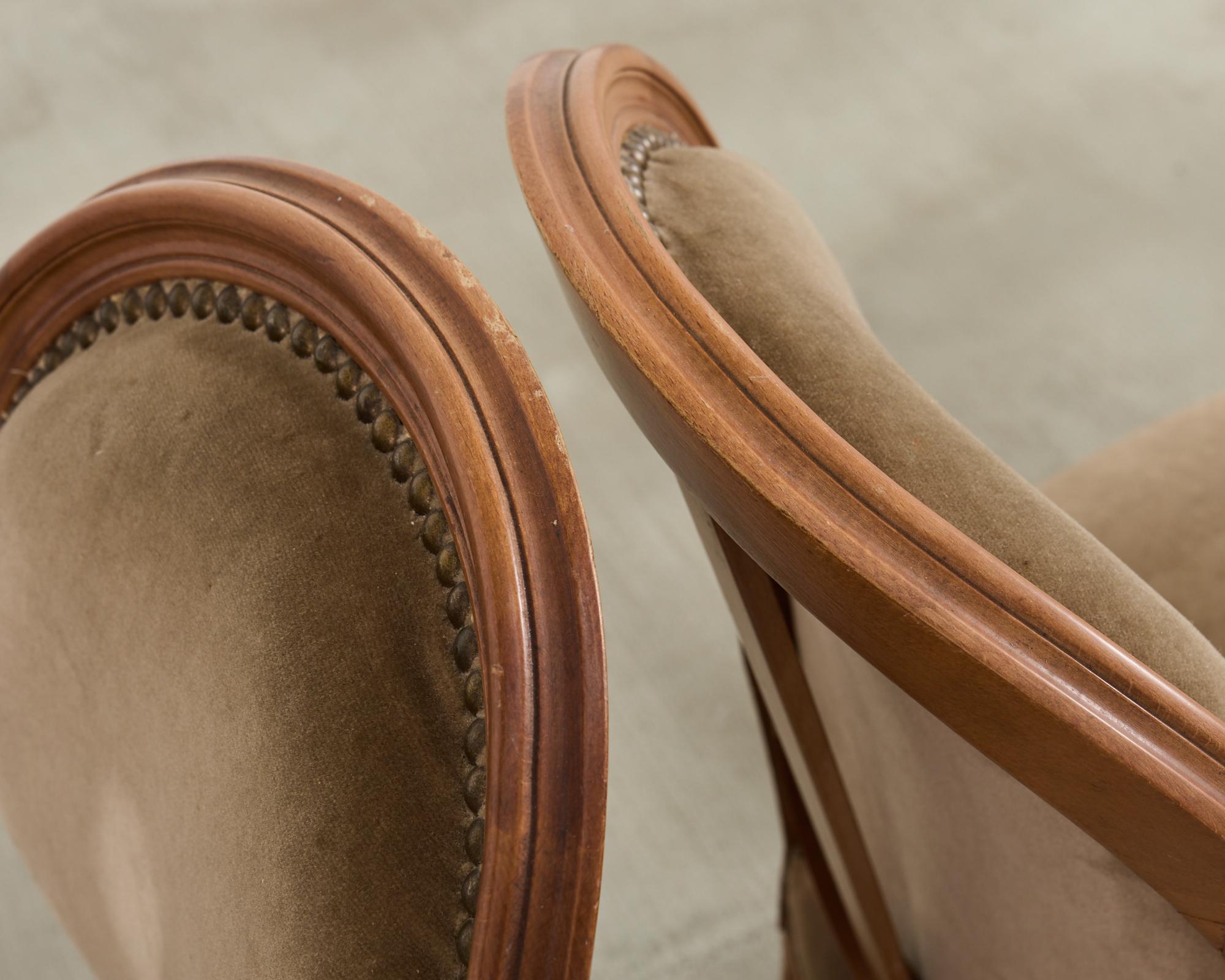 Conjunto de Cuatro Sillas de Comedor Francesas Estilo Luis XVI con Mohair Marrón en venta 5