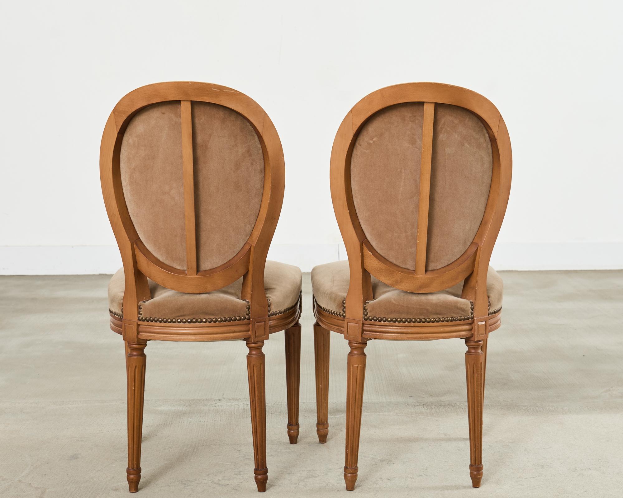 Conjunto de Cuatro Sillas de Comedor Francesas Estilo Luis XVI con Mohair Marrón en venta 6