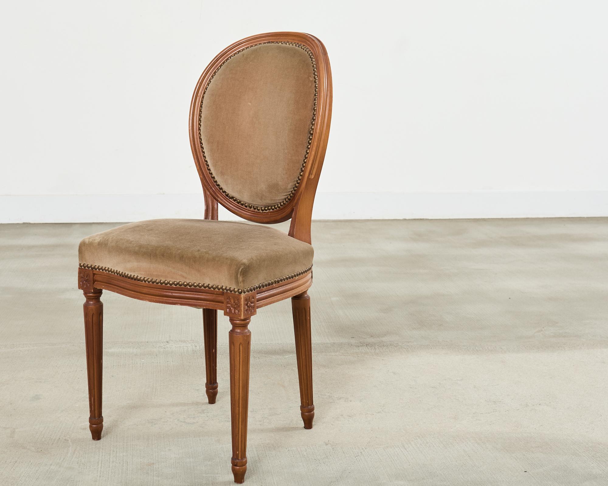 Conjunto de Cuatro Sillas de Comedor Francesas Estilo Luis XVI con Mohair Marrón en venta 7