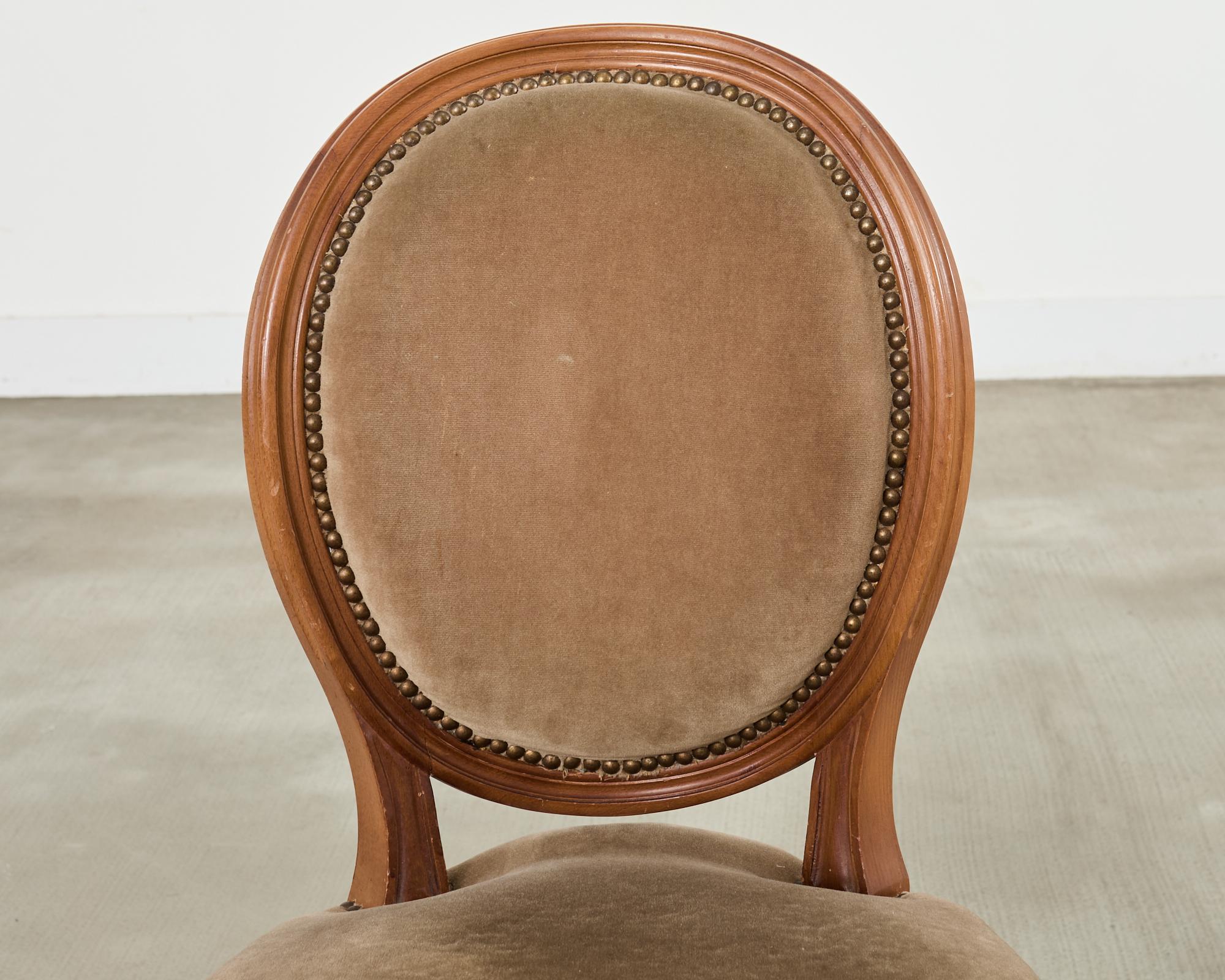 Conjunto de Cuatro Sillas de Comedor Francesas Estilo Luis XVI con Mohair Marrón en venta 8