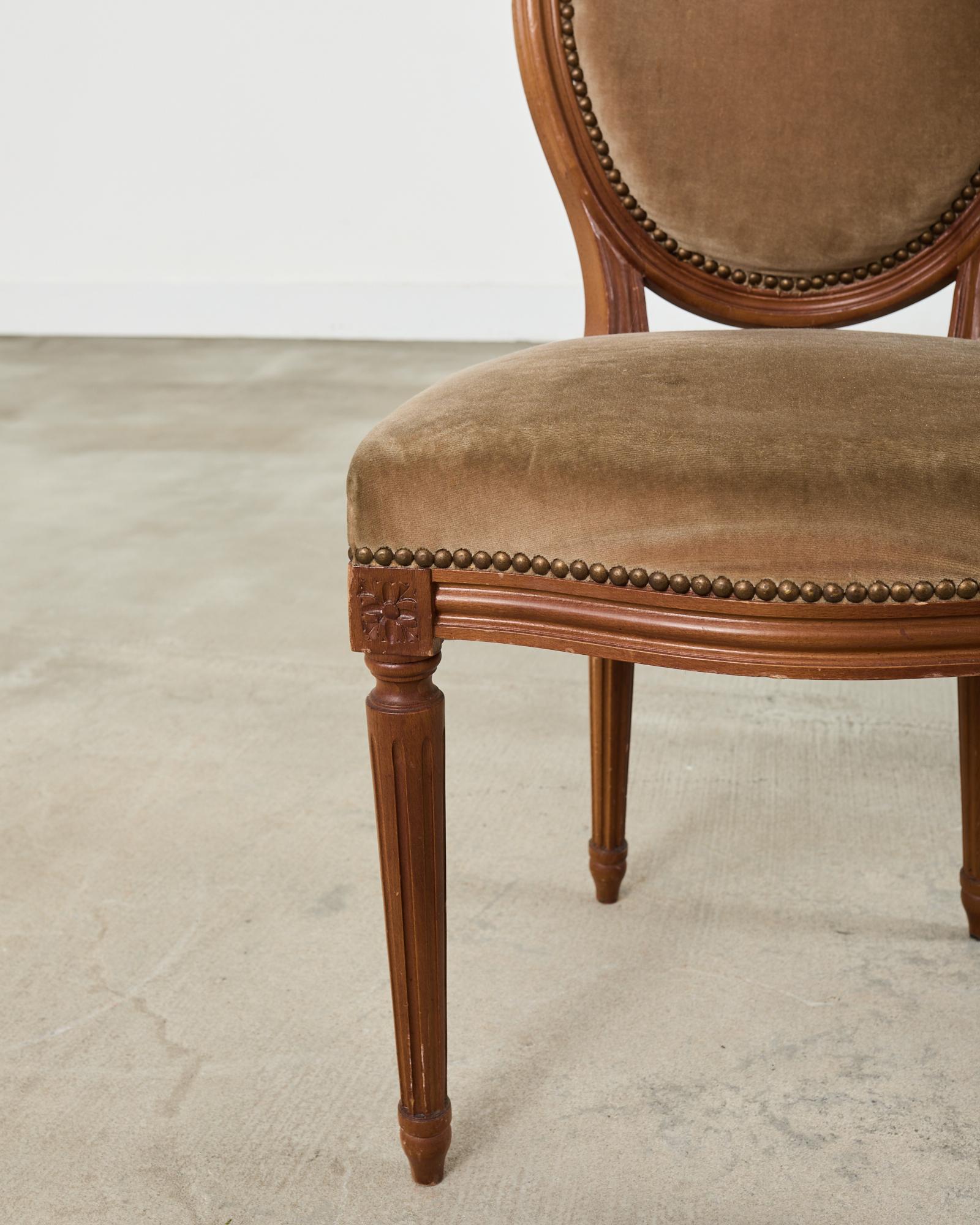 Conjunto de Cuatro Sillas de Comedor Francesas Estilo Luis XVI con Mohair Marrón en venta 10