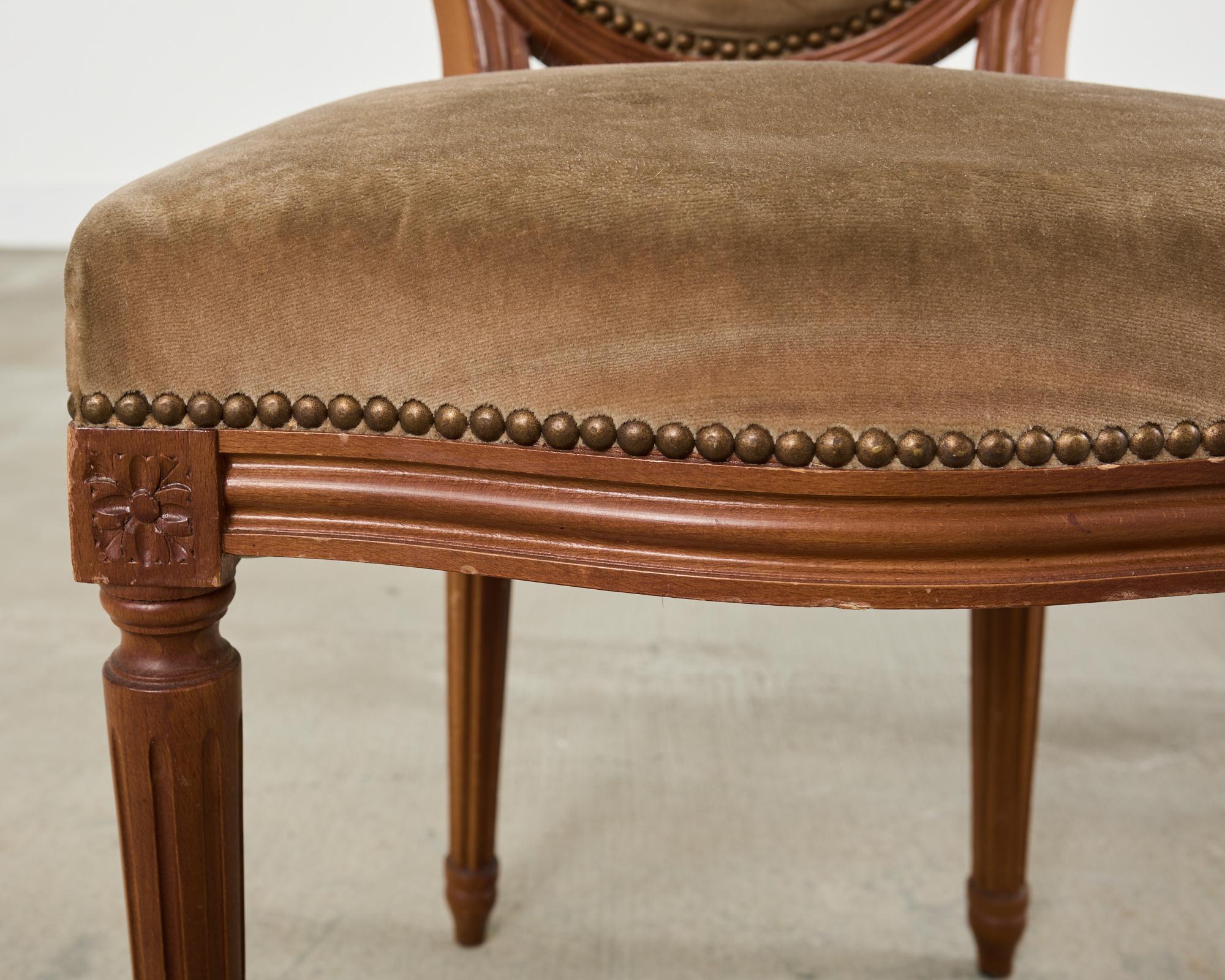 Conjunto de Cuatro Sillas de Comedor Francesas Estilo Luis XVI con Mohair Marrón en venta 11
