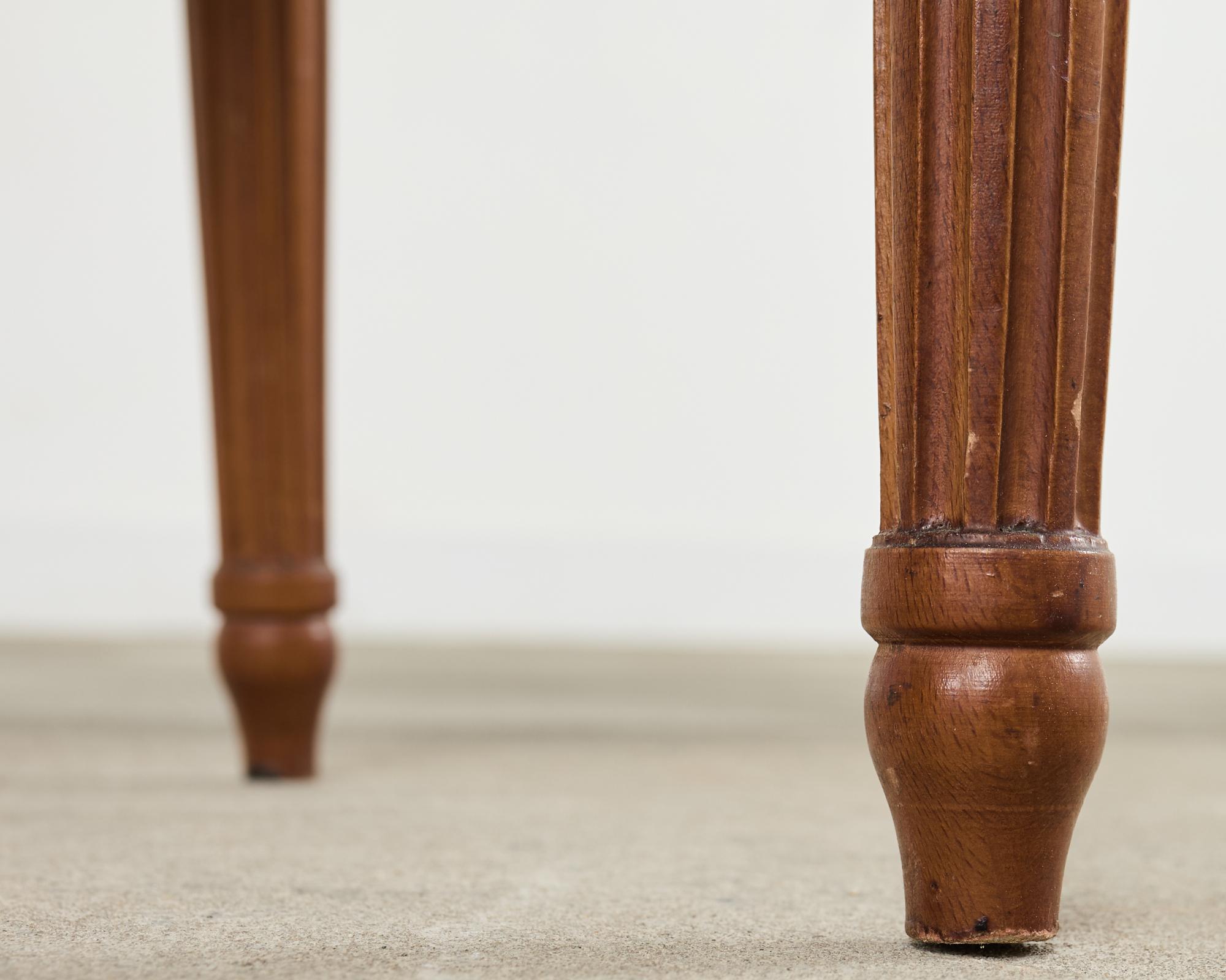 Conjunto de Cuatro Sillas de Comedor Francesas Estilo Luis XVI con Mohair Marrón en venta 12