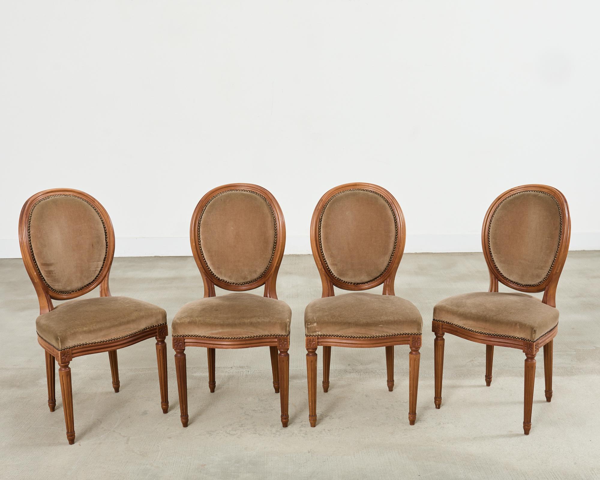 Conjunto de Cuatro Sillas de Comedor Francesas Estilo Luis XVI con Mohair Marrón Francés en venta