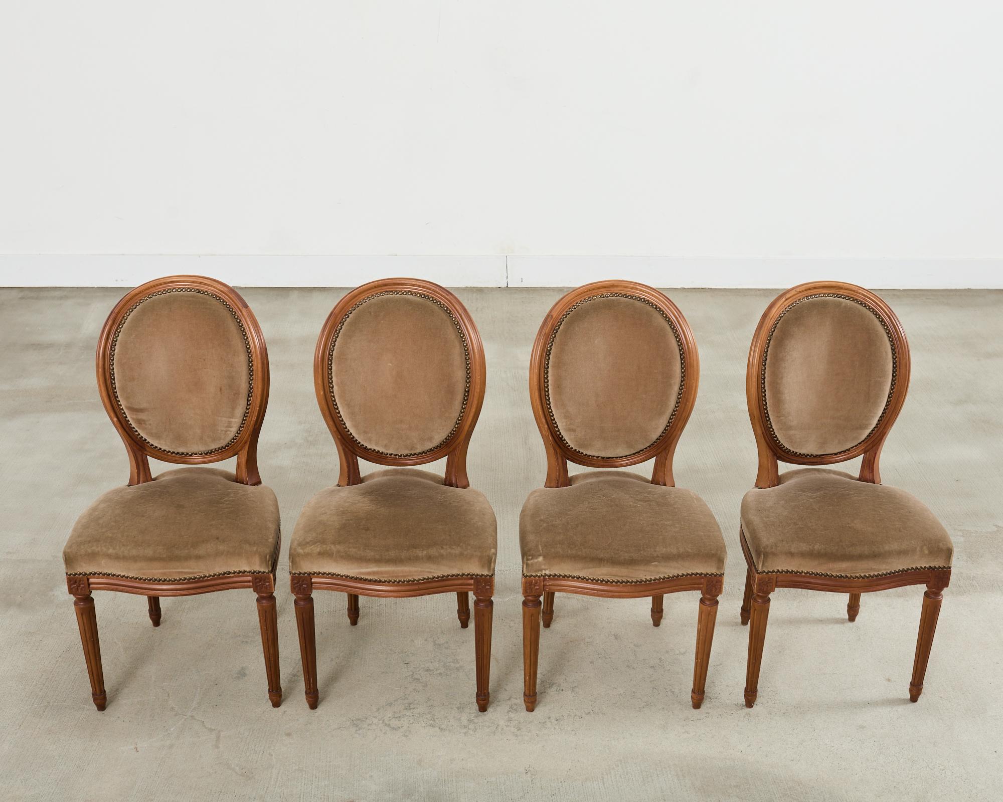 Conjunto de Cuatro Sillas de Comedor Francesas Estilo Luis XVI con Mohair Marrón Hecho a mano en venta