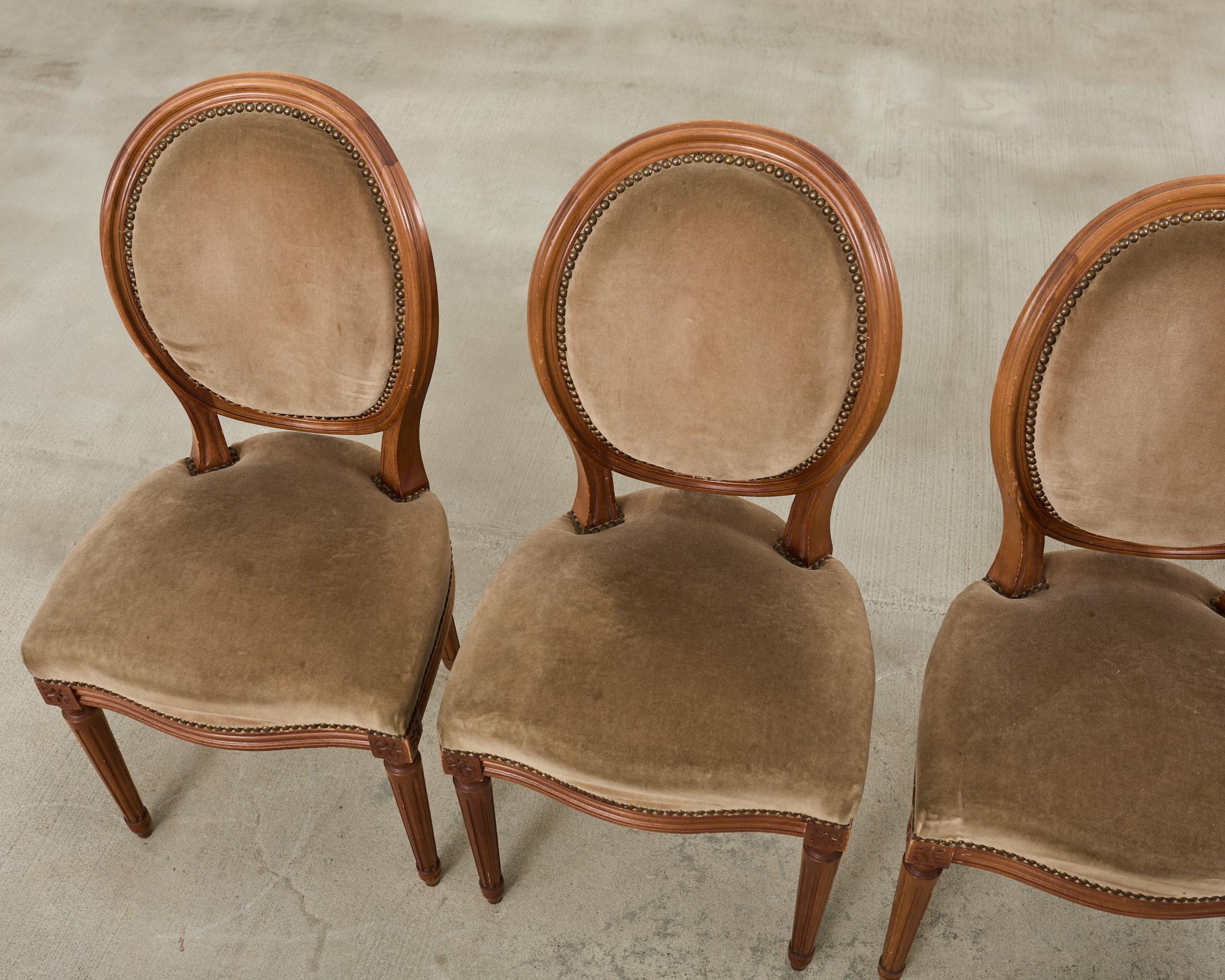 Conjunto de Cuatro Sillas de Comedor Francesas Estilo Luis XVI con Mohair Marrón en Bueno estado para la venta en Rio Vista, CA