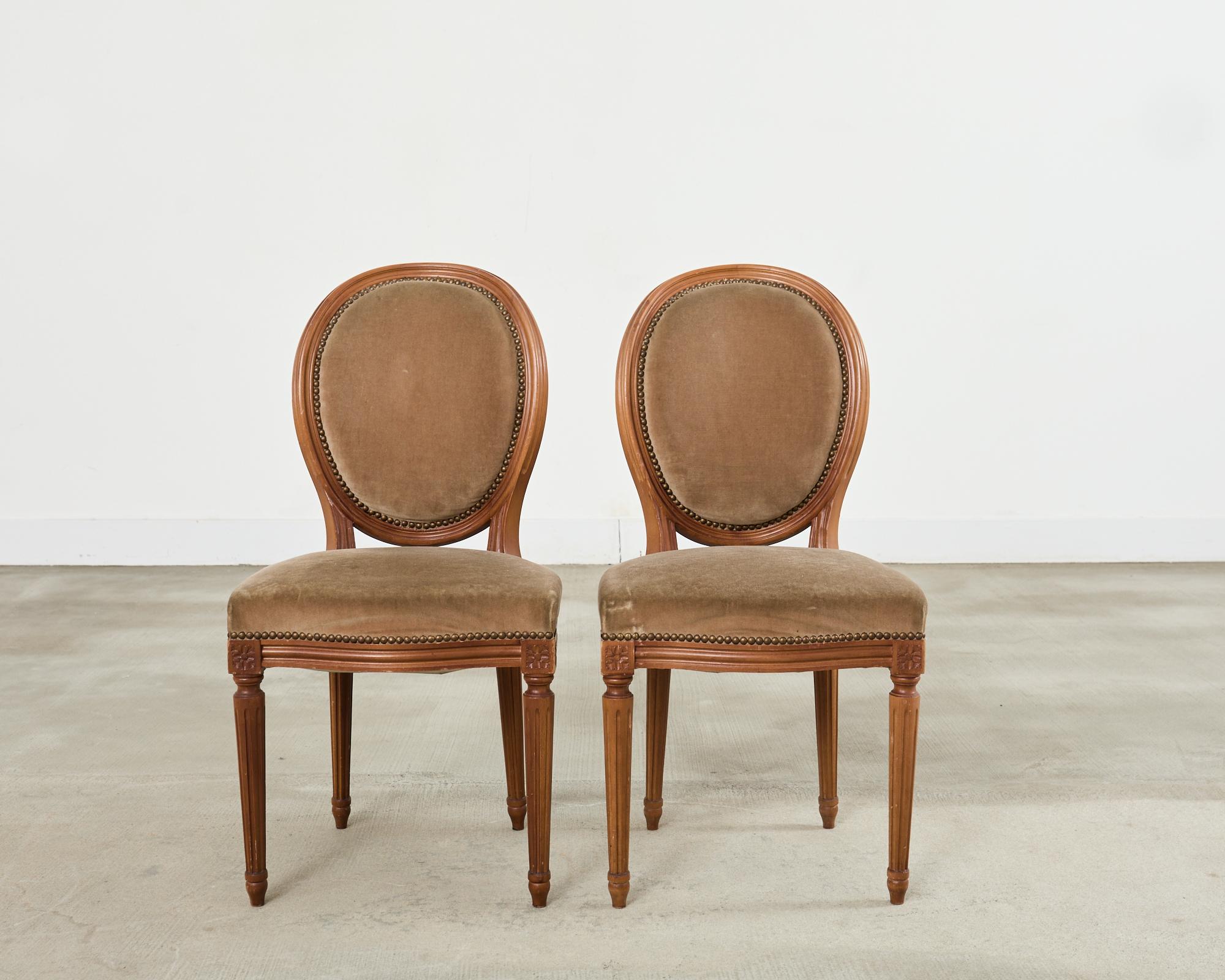 Conjunto de Cuatro Sillas de Comedor Francesas Estilo Luis XVI con Mohair Marrón Latón en venta