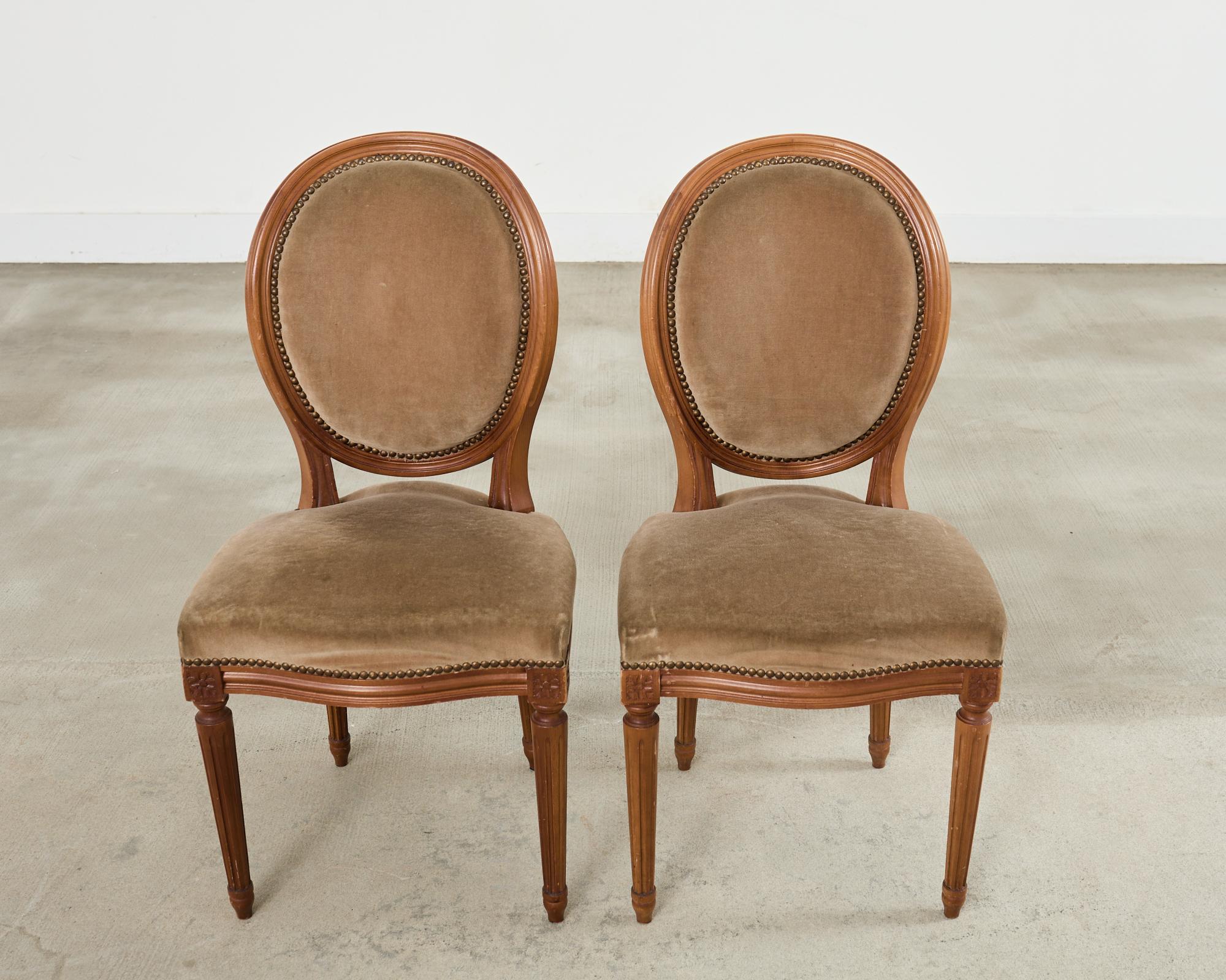 Conjunto de Cuatro Sillas de Comedor Francesas Estilo Luis XVI con Mohair Marrón en venta 1