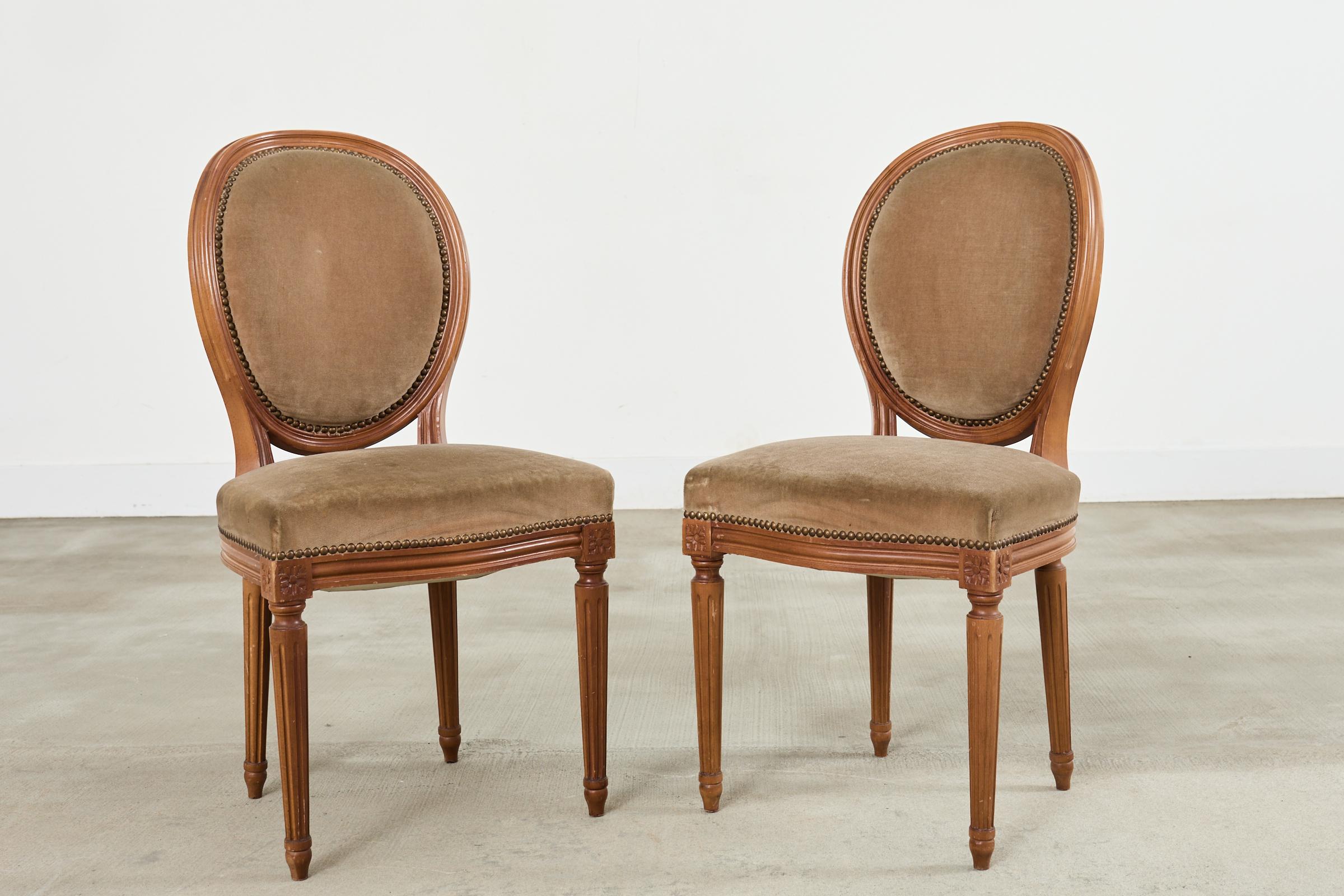 Conjunto de Cuatro Sillas de Comedor Francesas Estilo Luis XVI con Mohair Marrón en venta 2