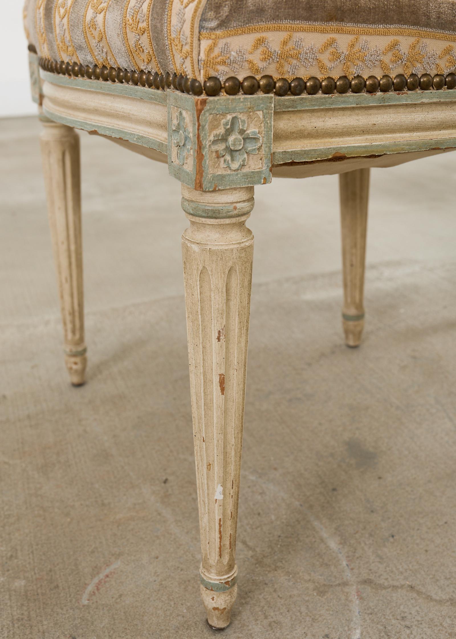 Ensemble de quatre chaises de salle à manger peintes de style Louis XVI en vente 3