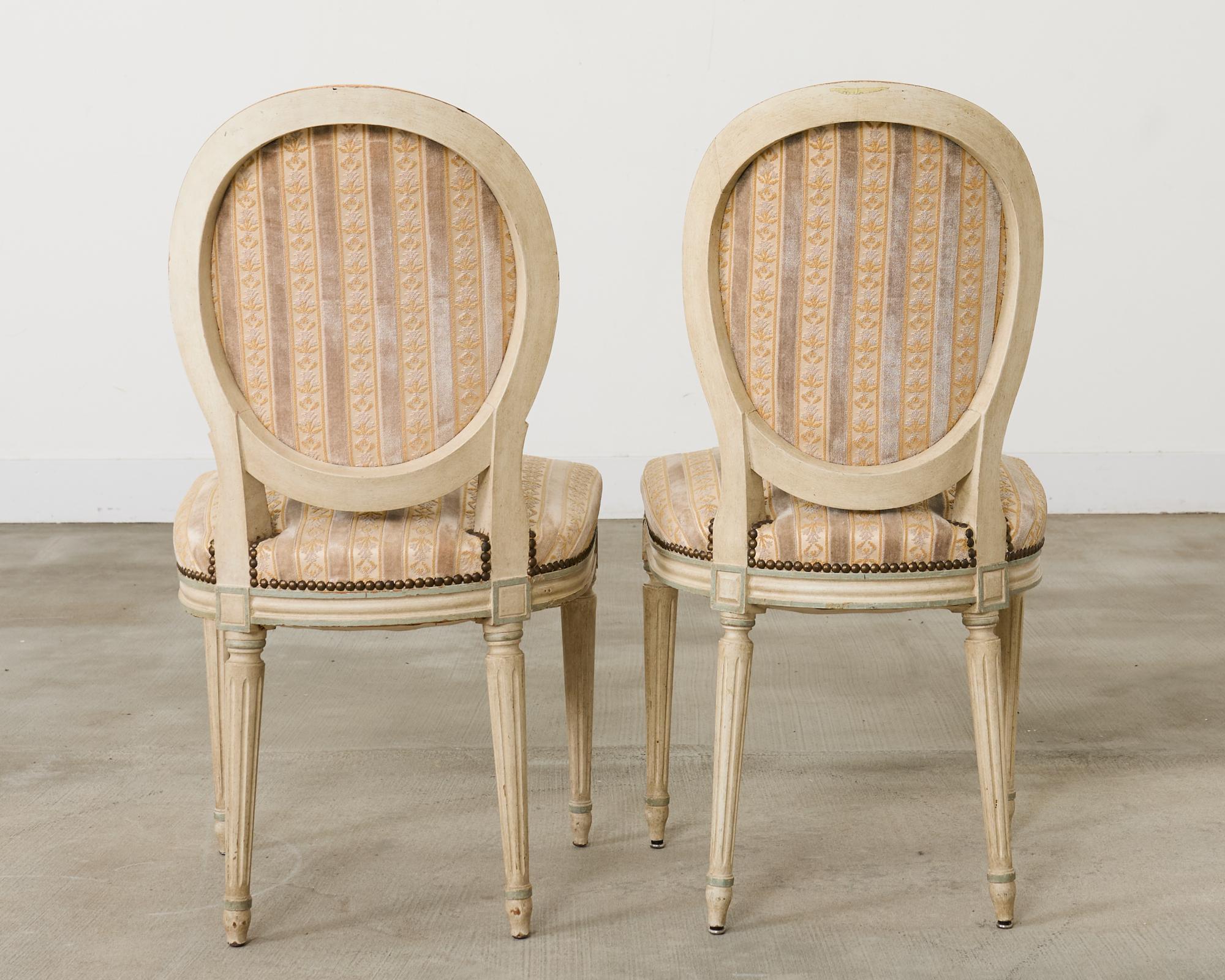 Ensemble de quatre chaises de salle à manger peintes de style Louis XVI en vente 5