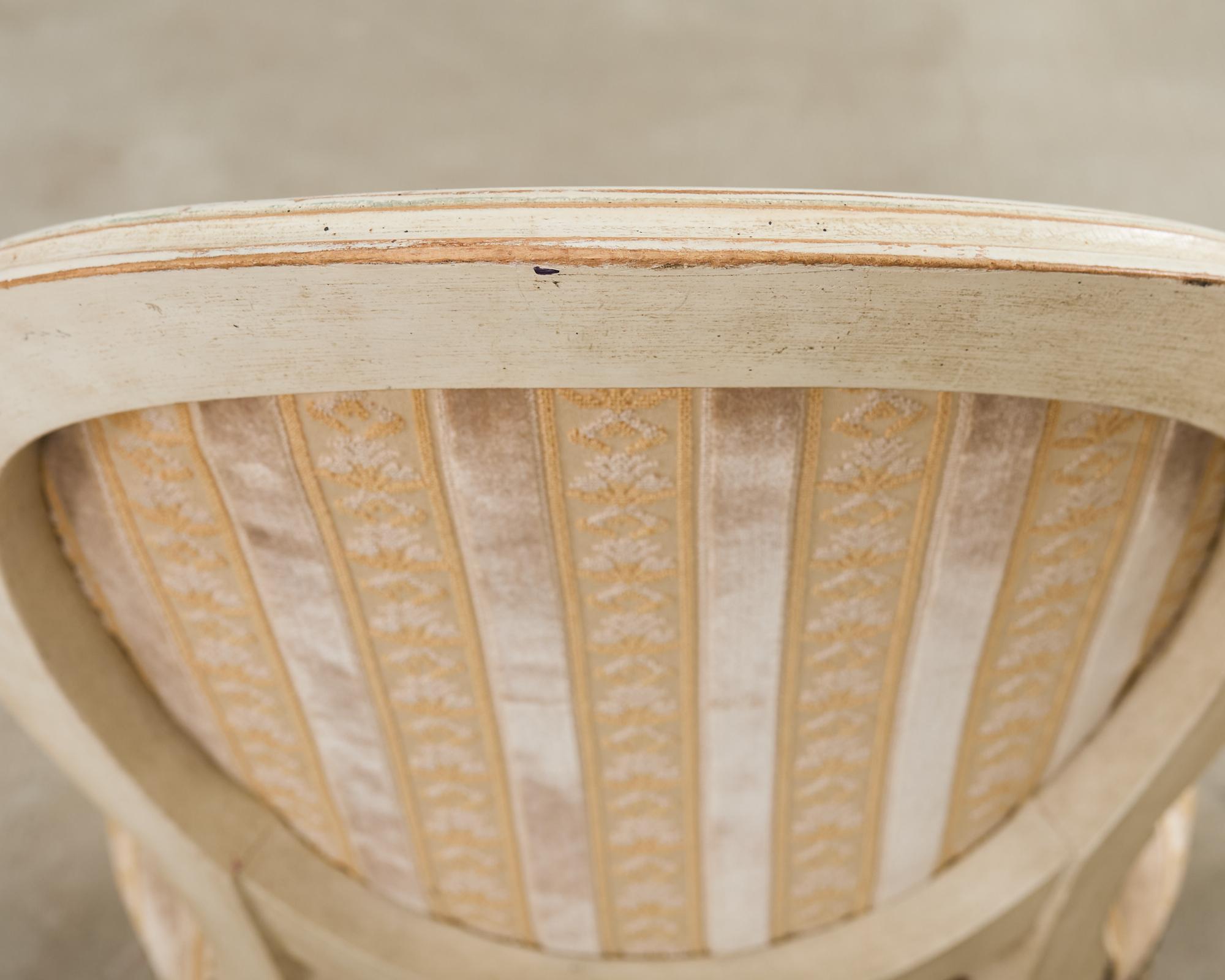 Ensemble de quatre chaises de salle à manger peintes de style Louis XVI en vente 6