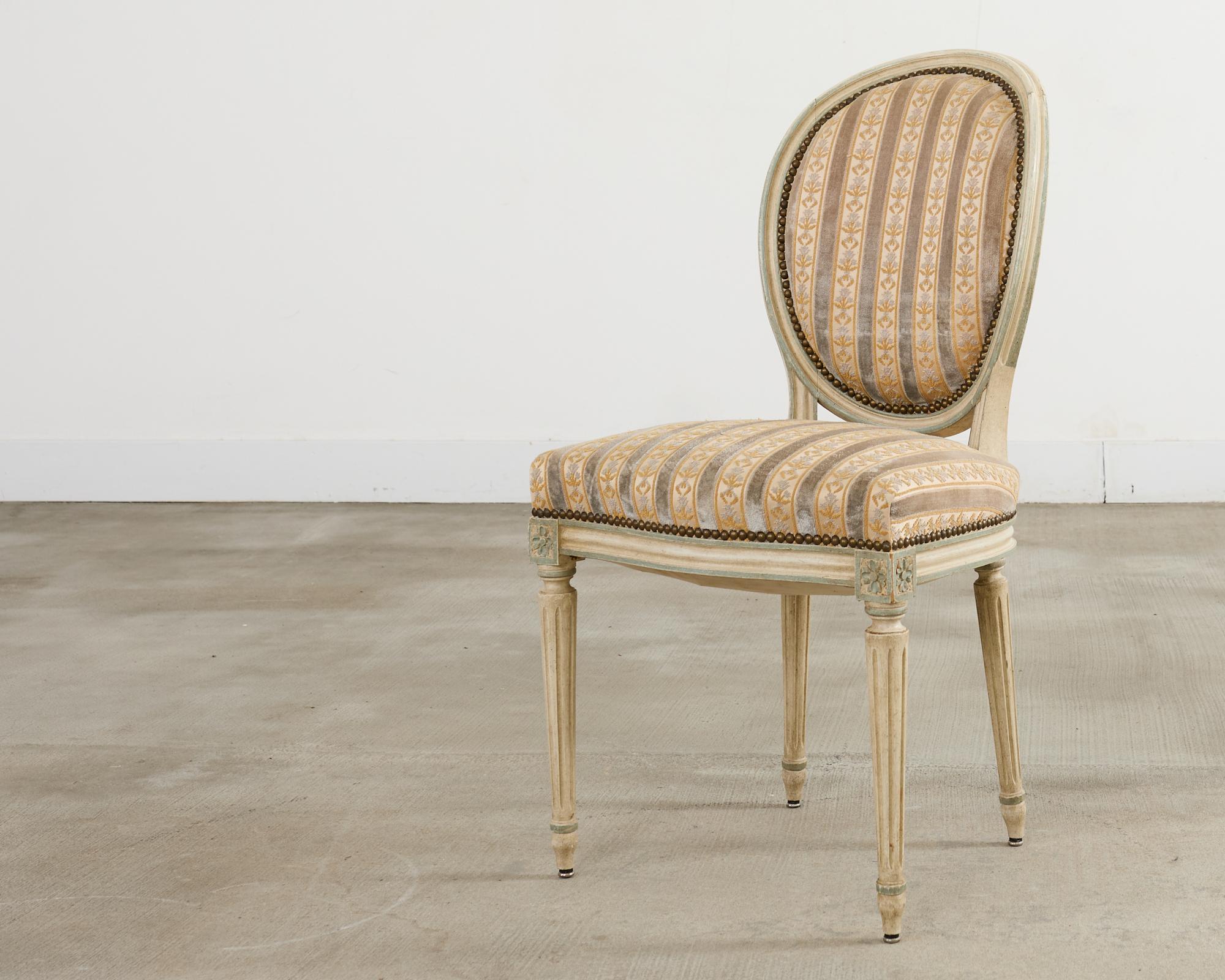 Ensemble de quatre chaises de salle à manger peintes de style Louis XVI en vente 7