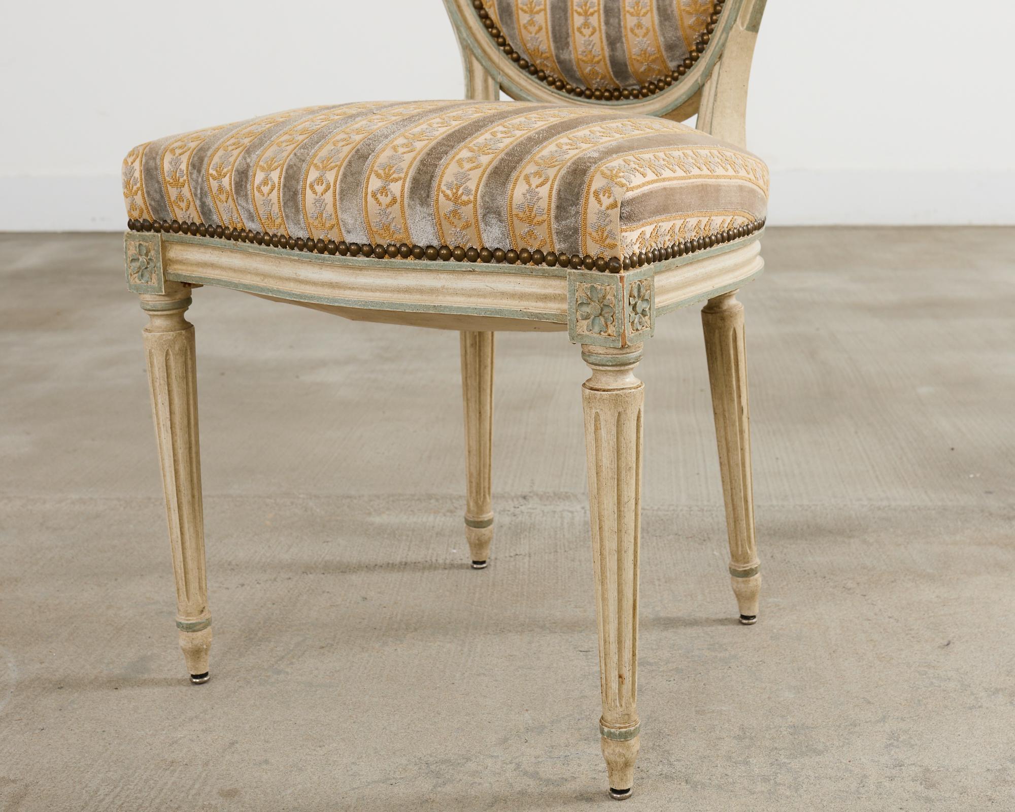 Ensemble de quatre chaises de salle à manger peintes de style Louis XVI en vente 8