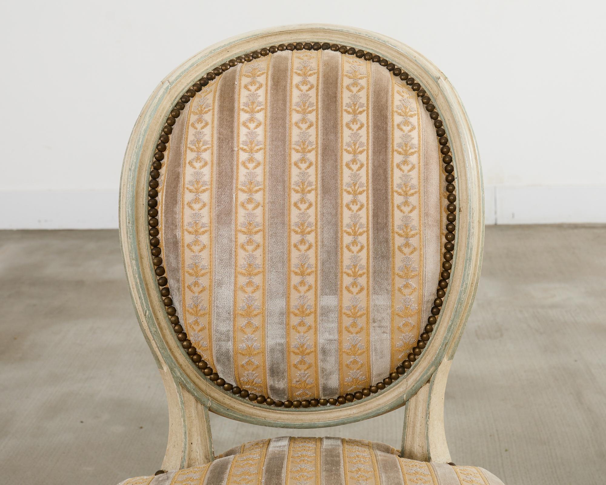 Ensemble de quatre chaises de salle à manger peintes de style Louis XVI en vente 9