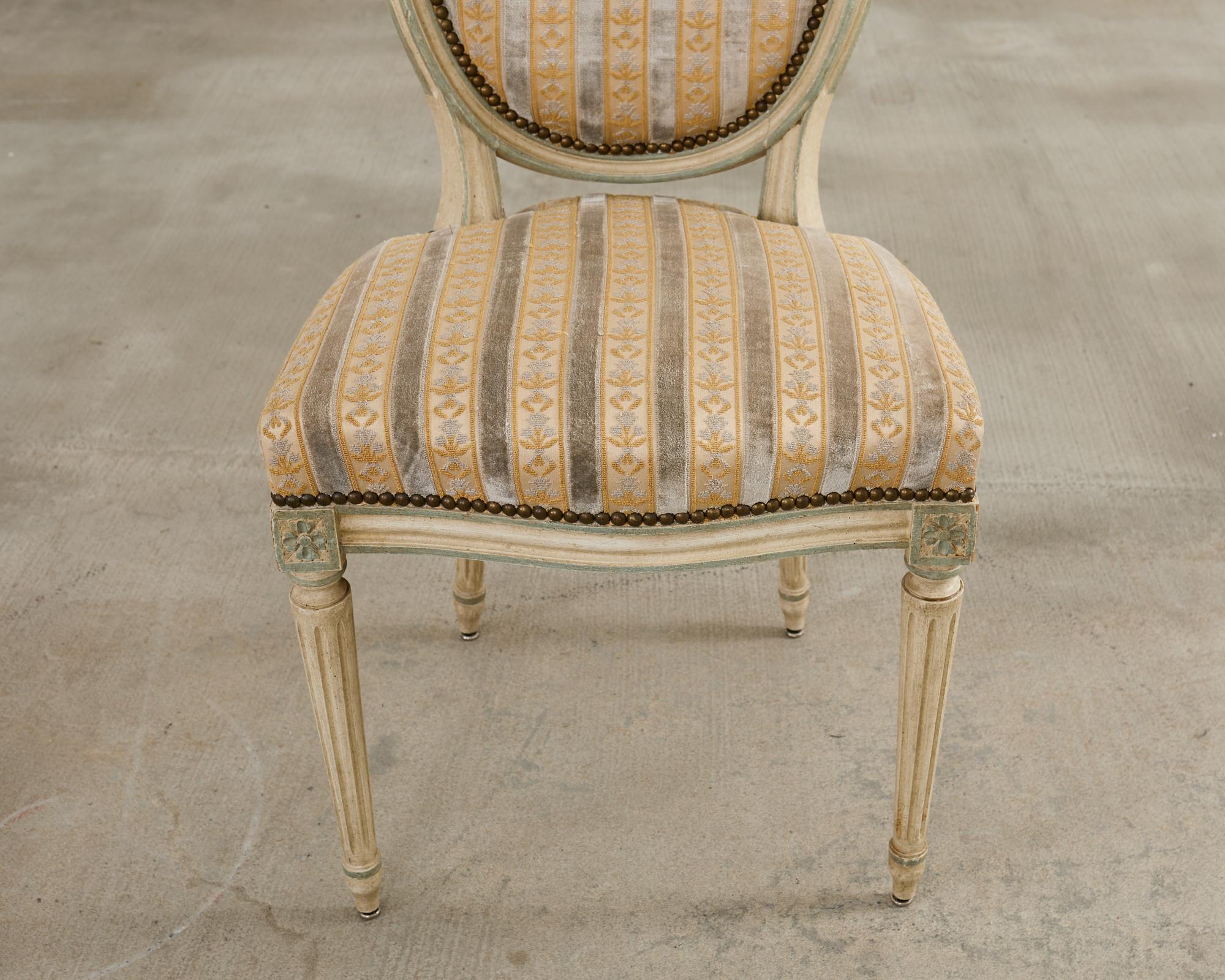 Ensemble de quatre chaises de salle à manger peintes de style Louis XVI en vente 10