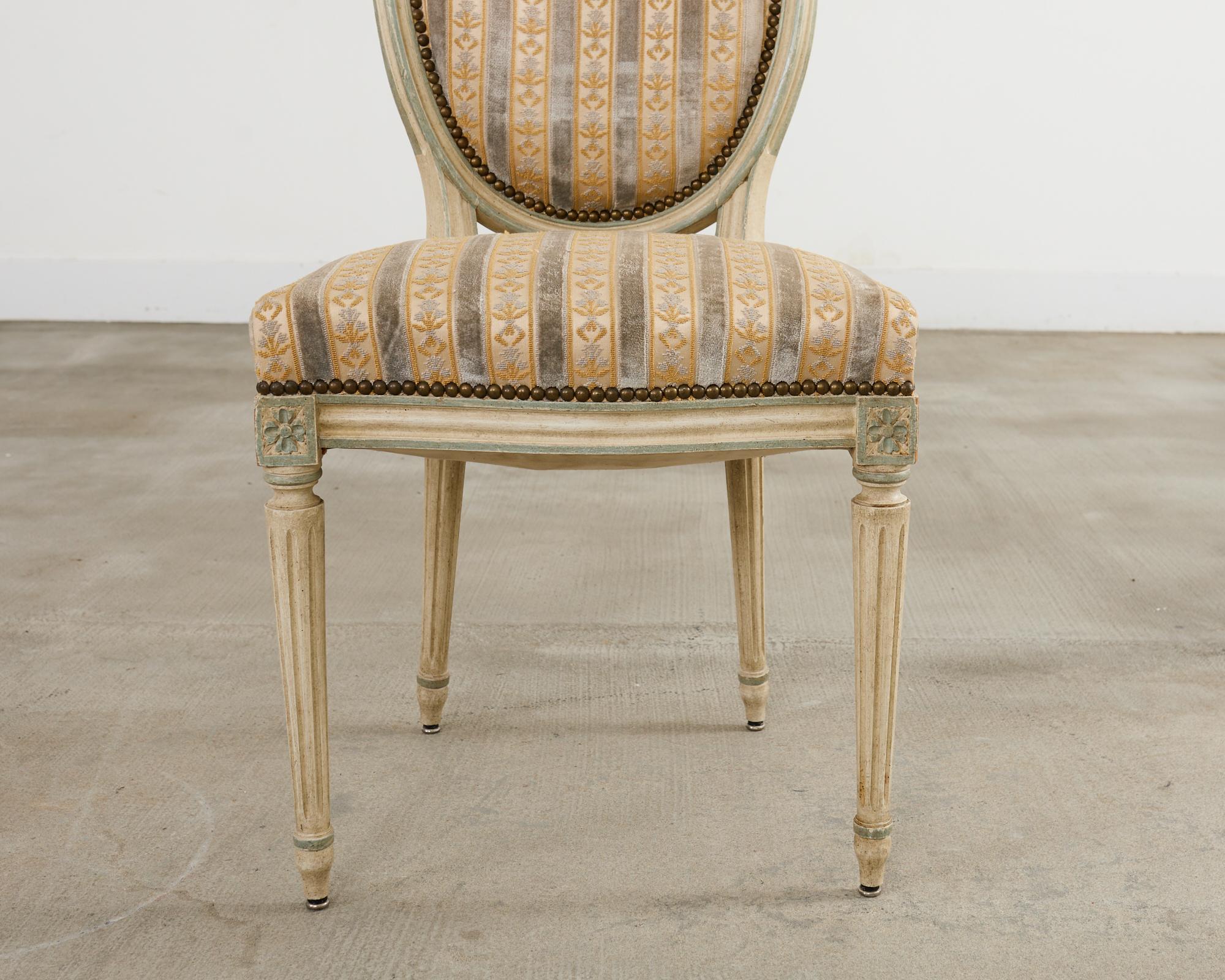 Ensemble de quatre chaises de salle à manger peintes de style Louis XVI en vente 11