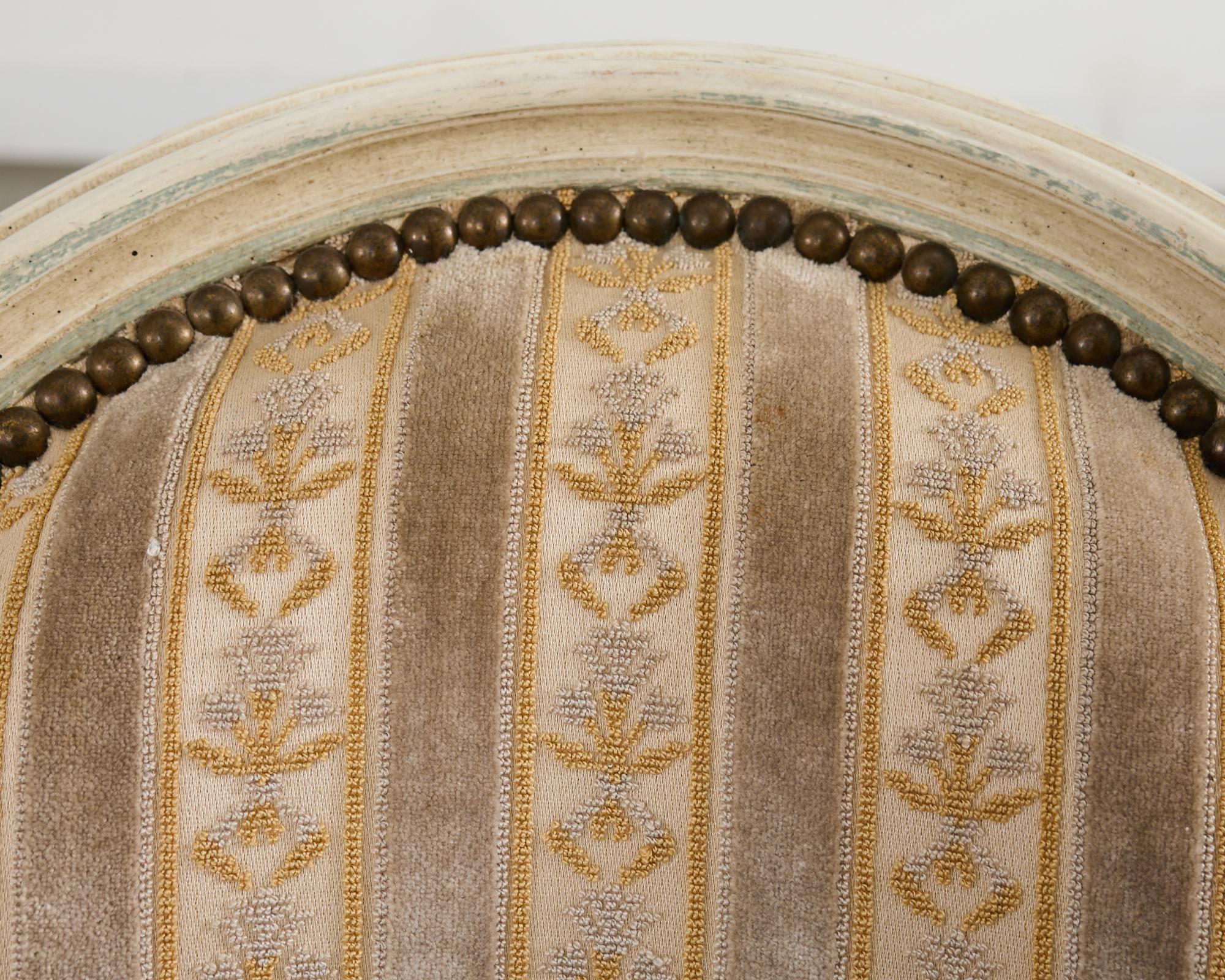 Ensemble de quatre chaises de salle à manger peintes de style Louis XVI en vente 12
