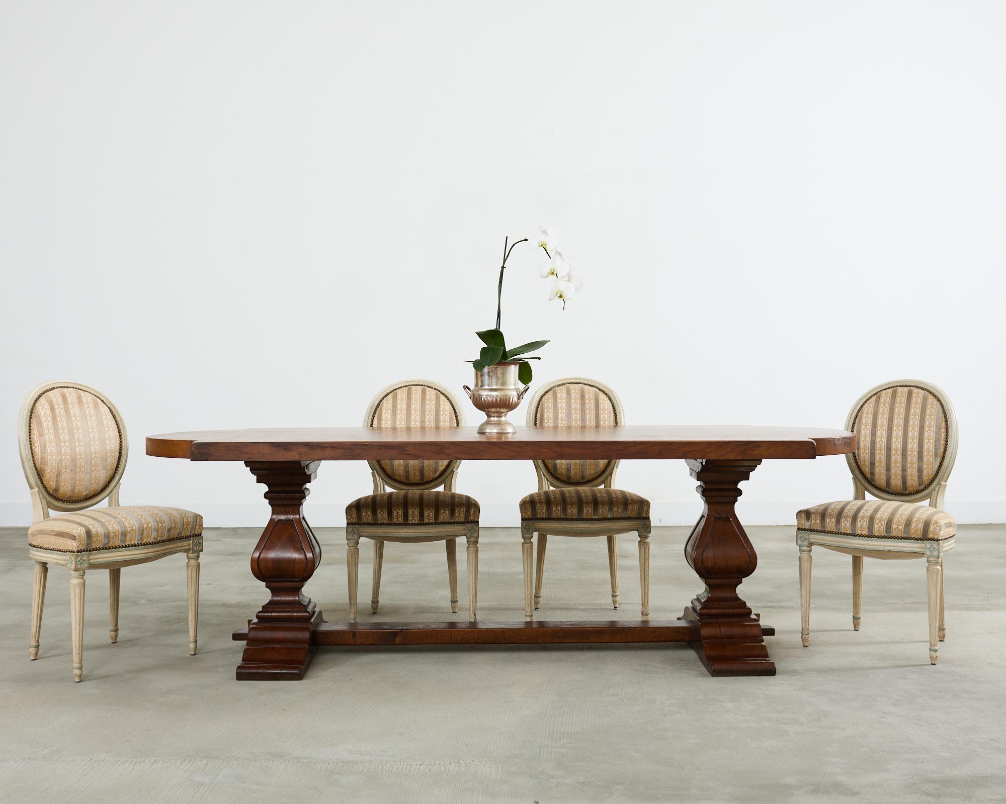 Charmant ensemble de quatre chaises de salle à manger en hêtre sculpté français du 20e siècle, réalisées dans le grand goût Louis XVI. Les cadres sculptés présentent une finition peinte avec une patine volontairement vieillie pour imiter l'âge. Le